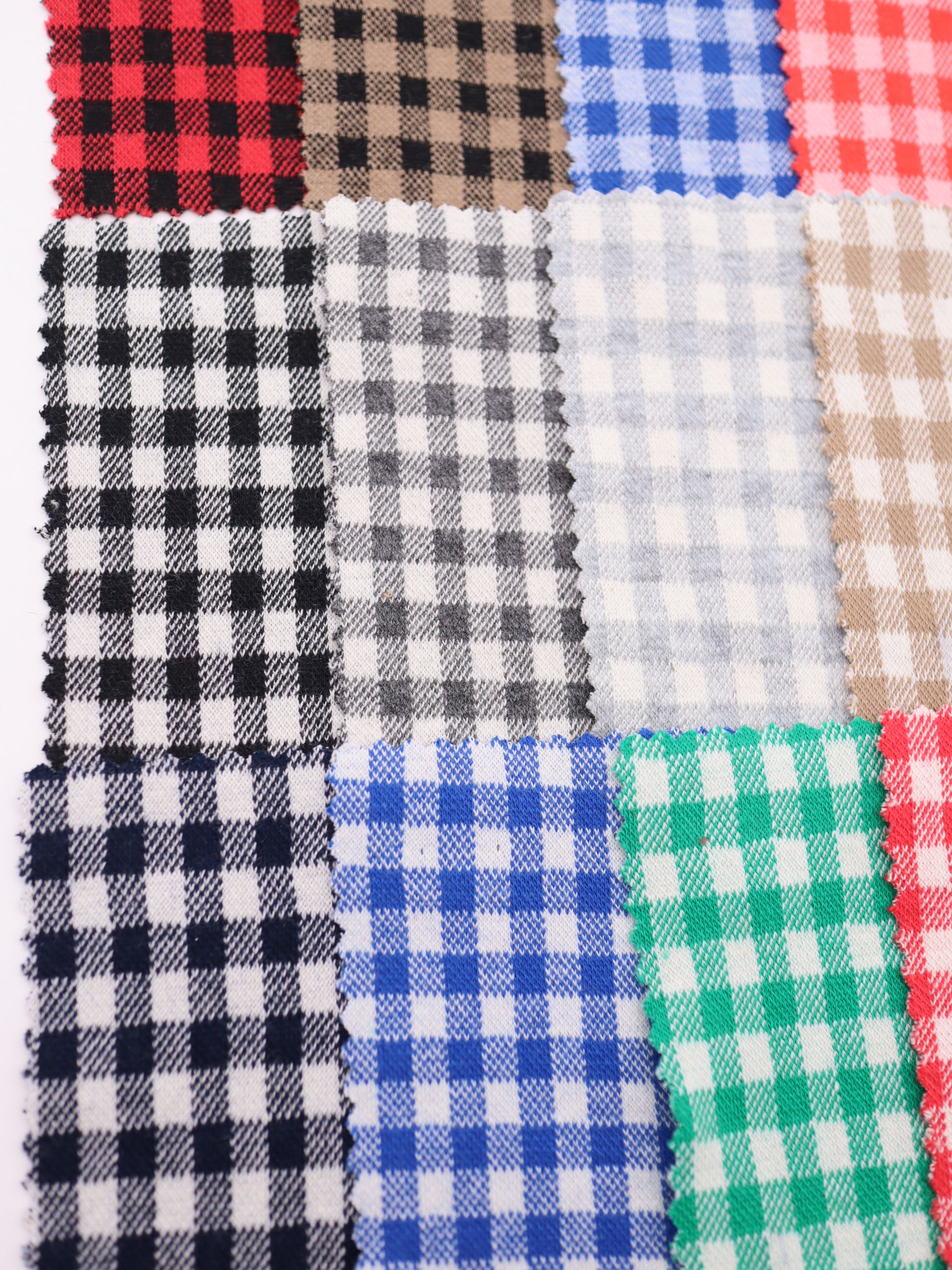 20色の豊富な色彩が並ぶ、ギンガムチェック柄ジャガードのカラーパレット