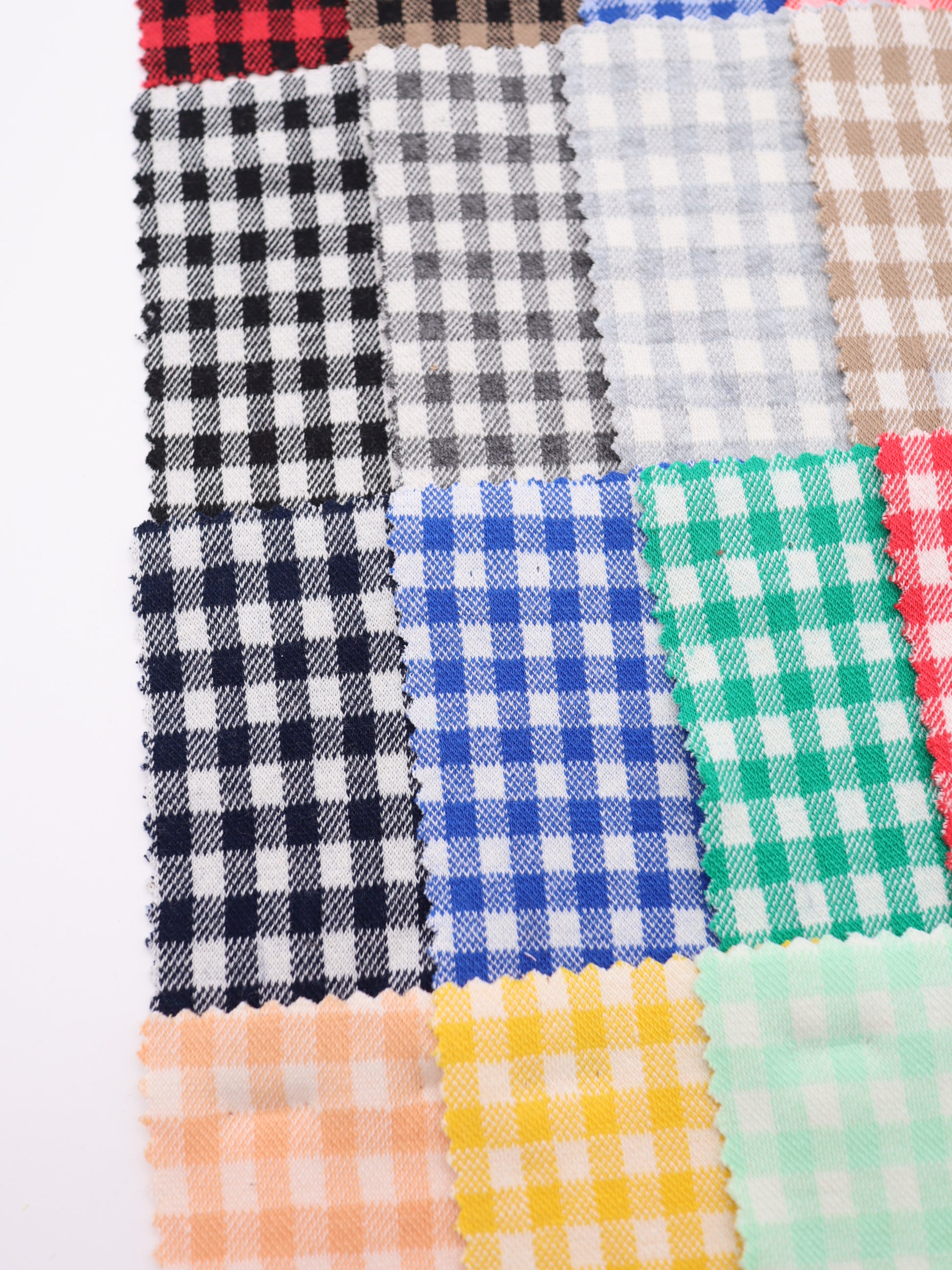 20色の豊富な色彩が並ぶ、ギンガムチェック柄ジャガードのカラーパレット