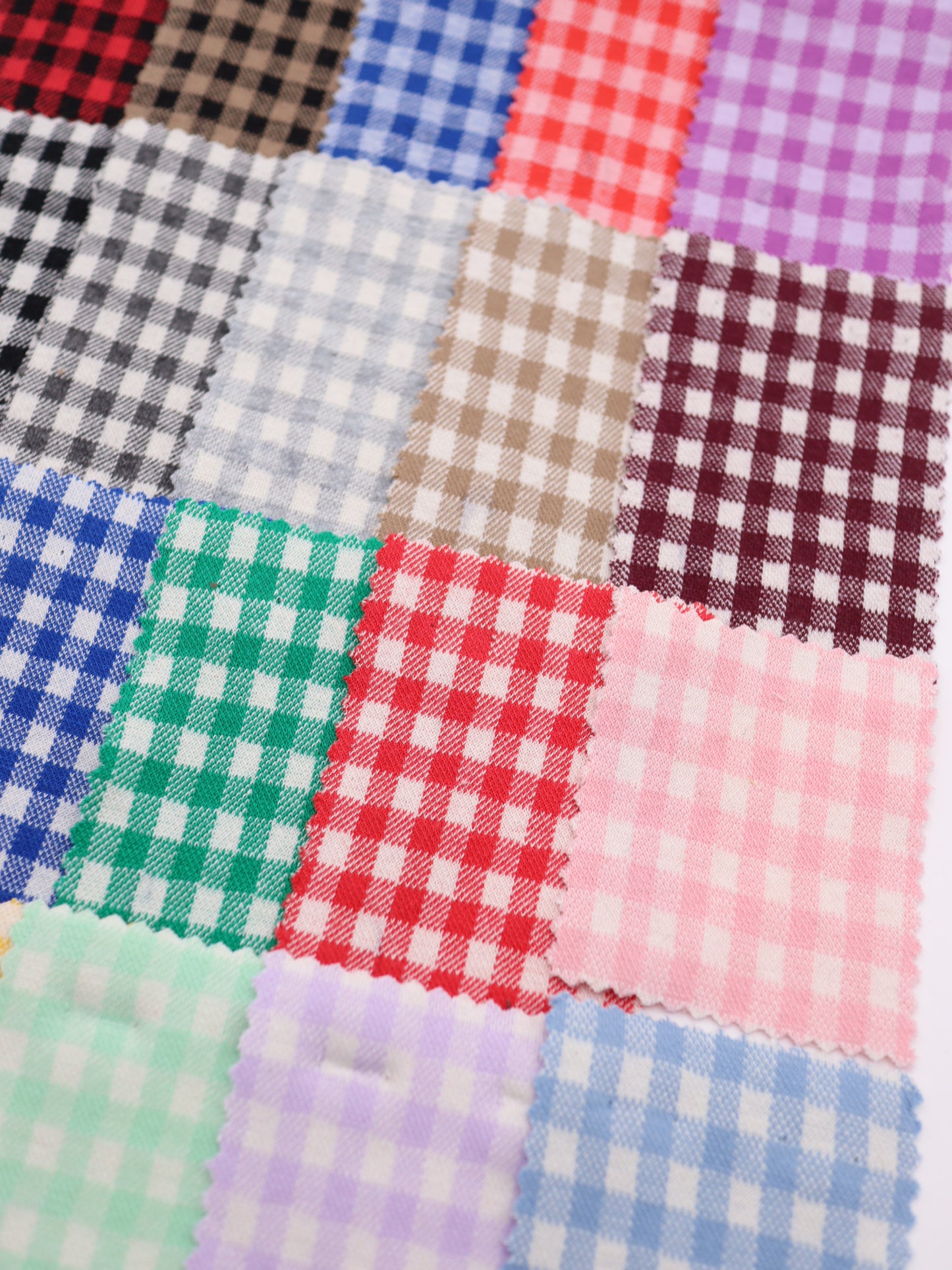 20色の豊富な色彩が並ぶ、ギンガムチェック柄ジャガードのカラーパレット