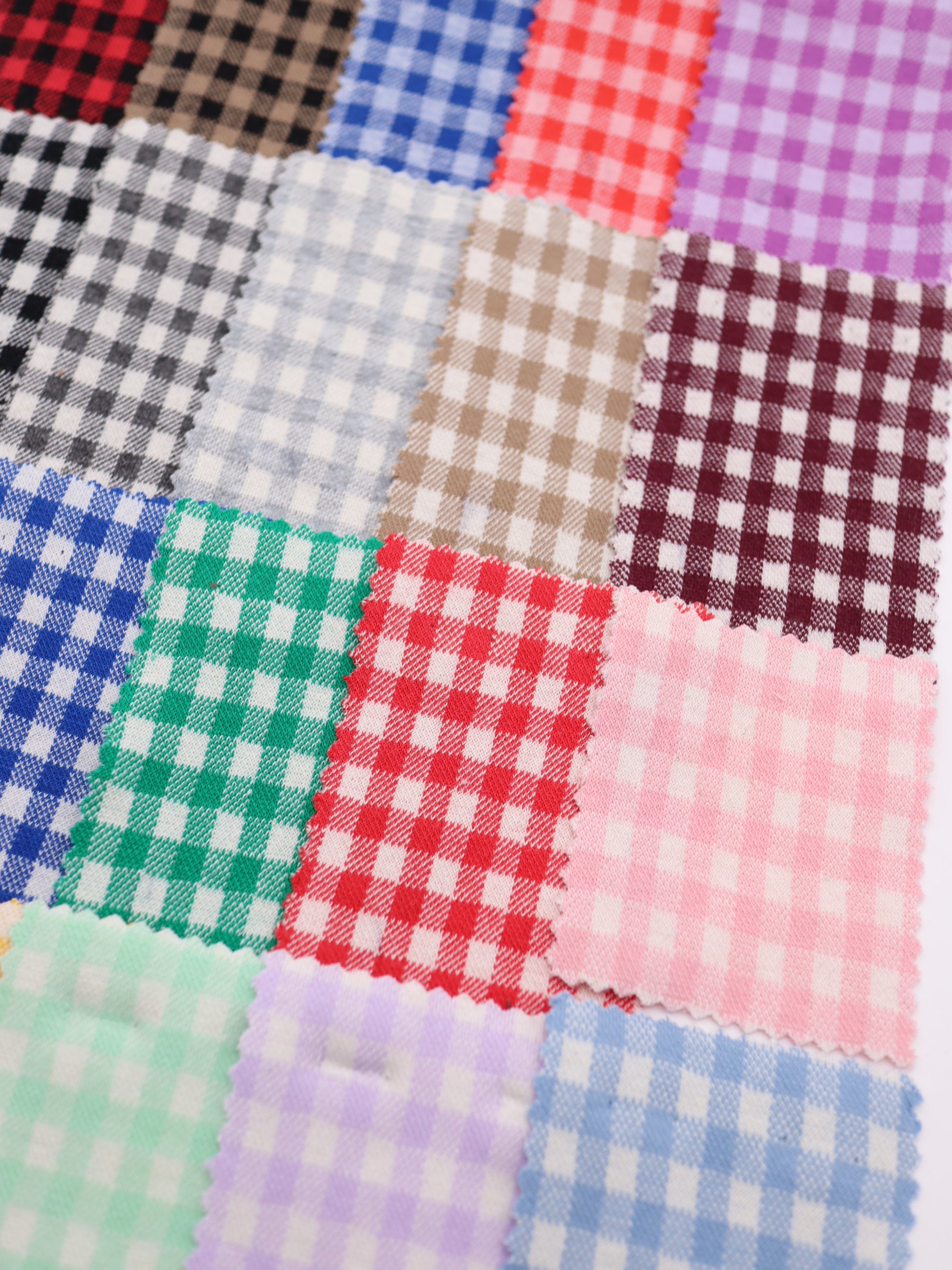 20色の豊富な色彩が並ぶ、ギンガムチェック柄ジャガードのカラーパレット