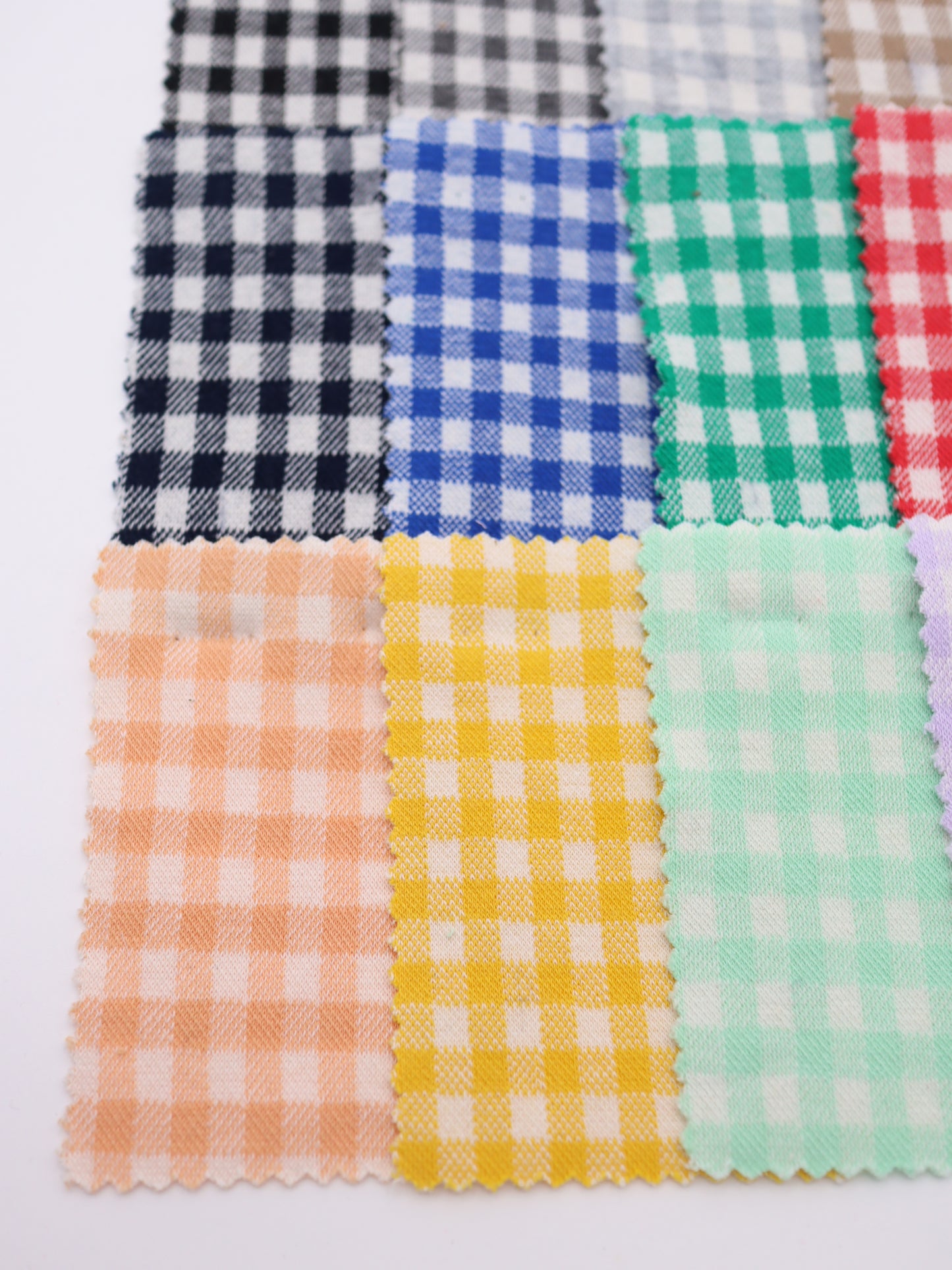 20色の豊富な色彩が並ぶ、ギンガムチェック柄ジャガードのカラーパレット