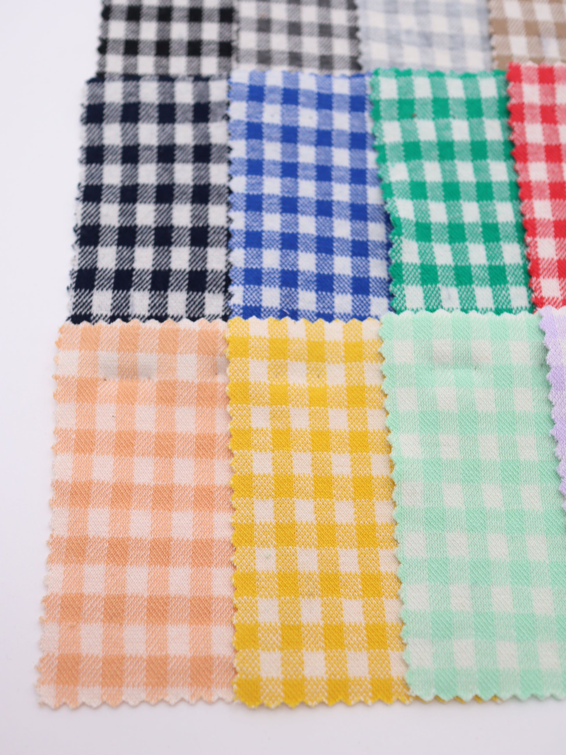 20色の豊富な色彩が並ぶ、ギンガムチェック柄ジャガードのカラーパレット