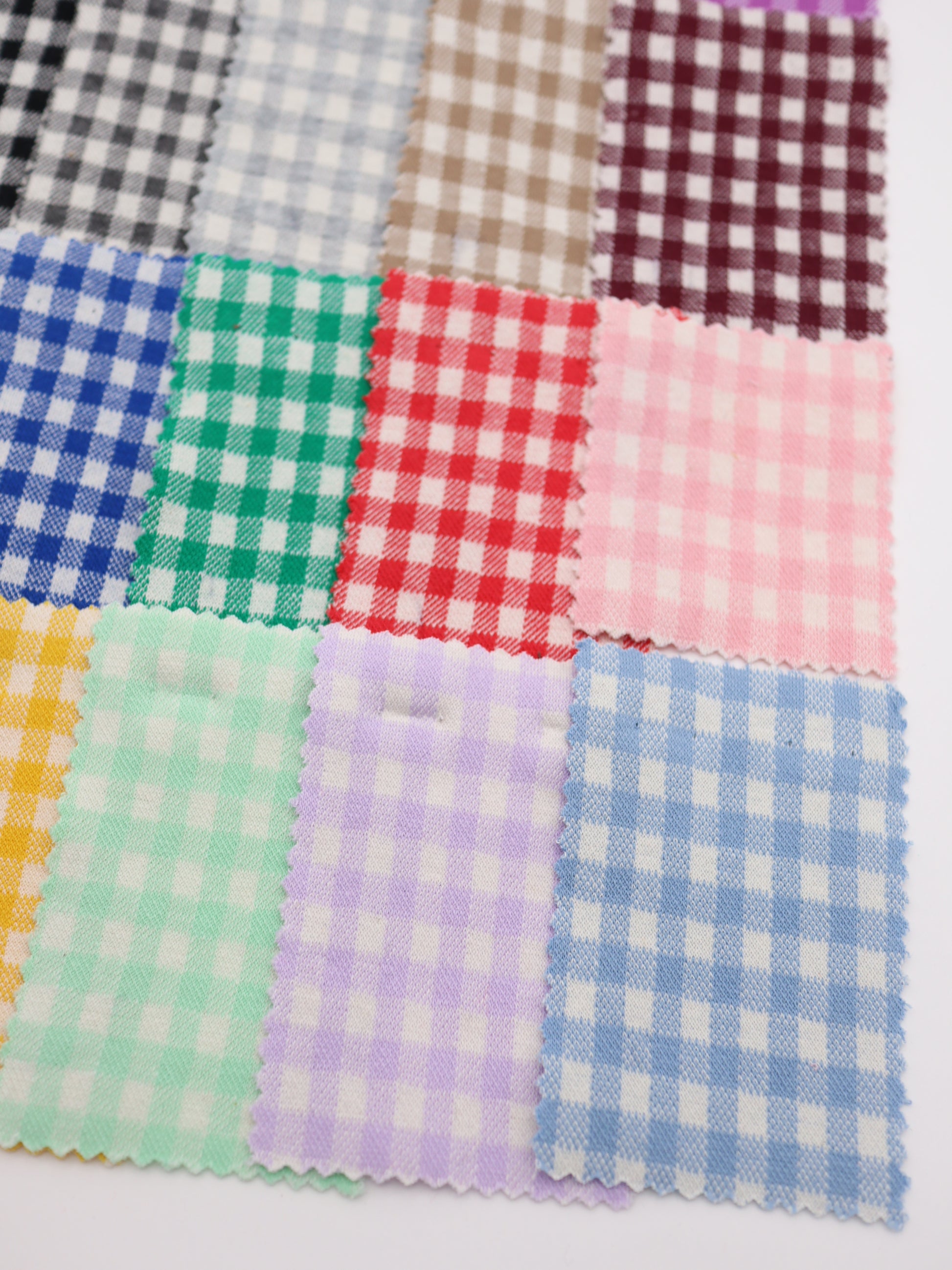 20色の豊富な色彩が並ぶ、ギンガムチェック柄ジャガードのカラーパレット