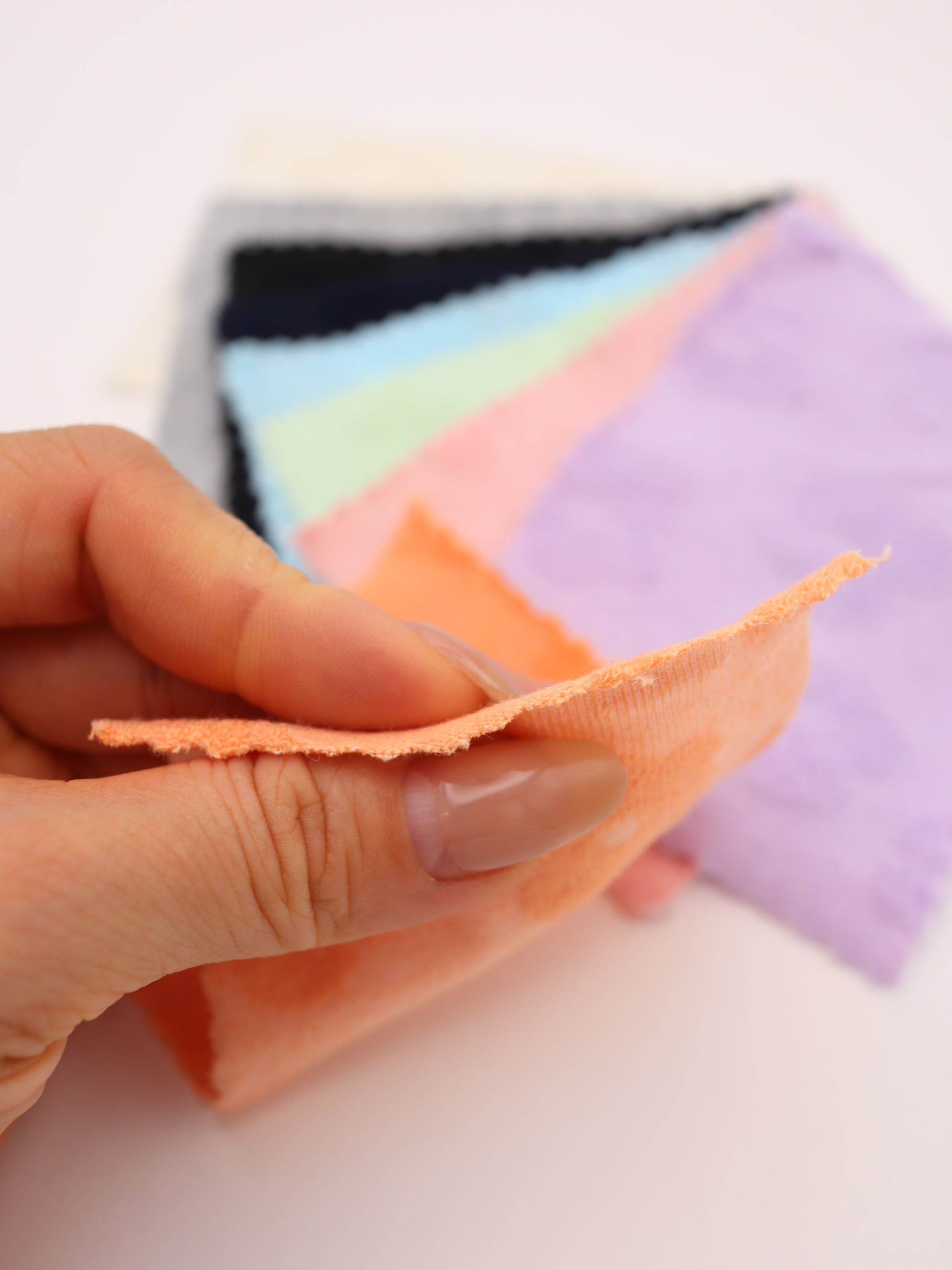 透け感がなく扱いやすい、厚さ星2つの表情豊かなフラワー柄ジャガード