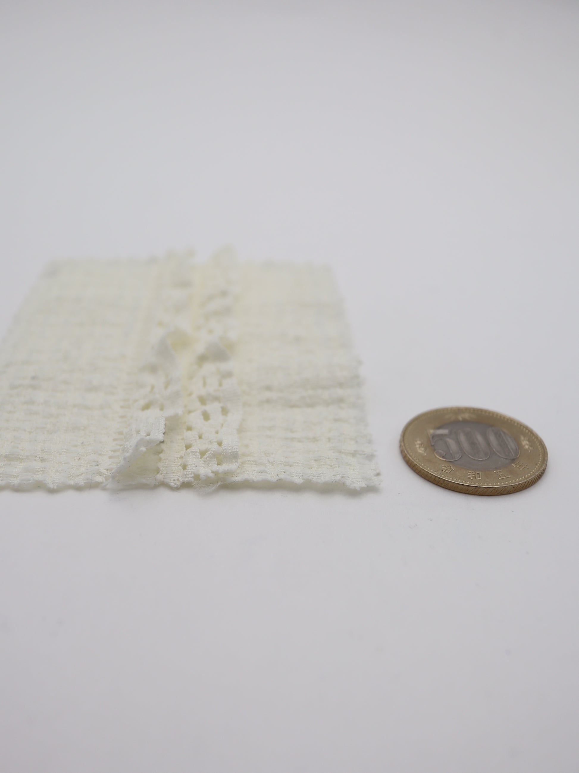 500円玉との比較で見るフリルのピッチとレースの細部、設計の参考に
