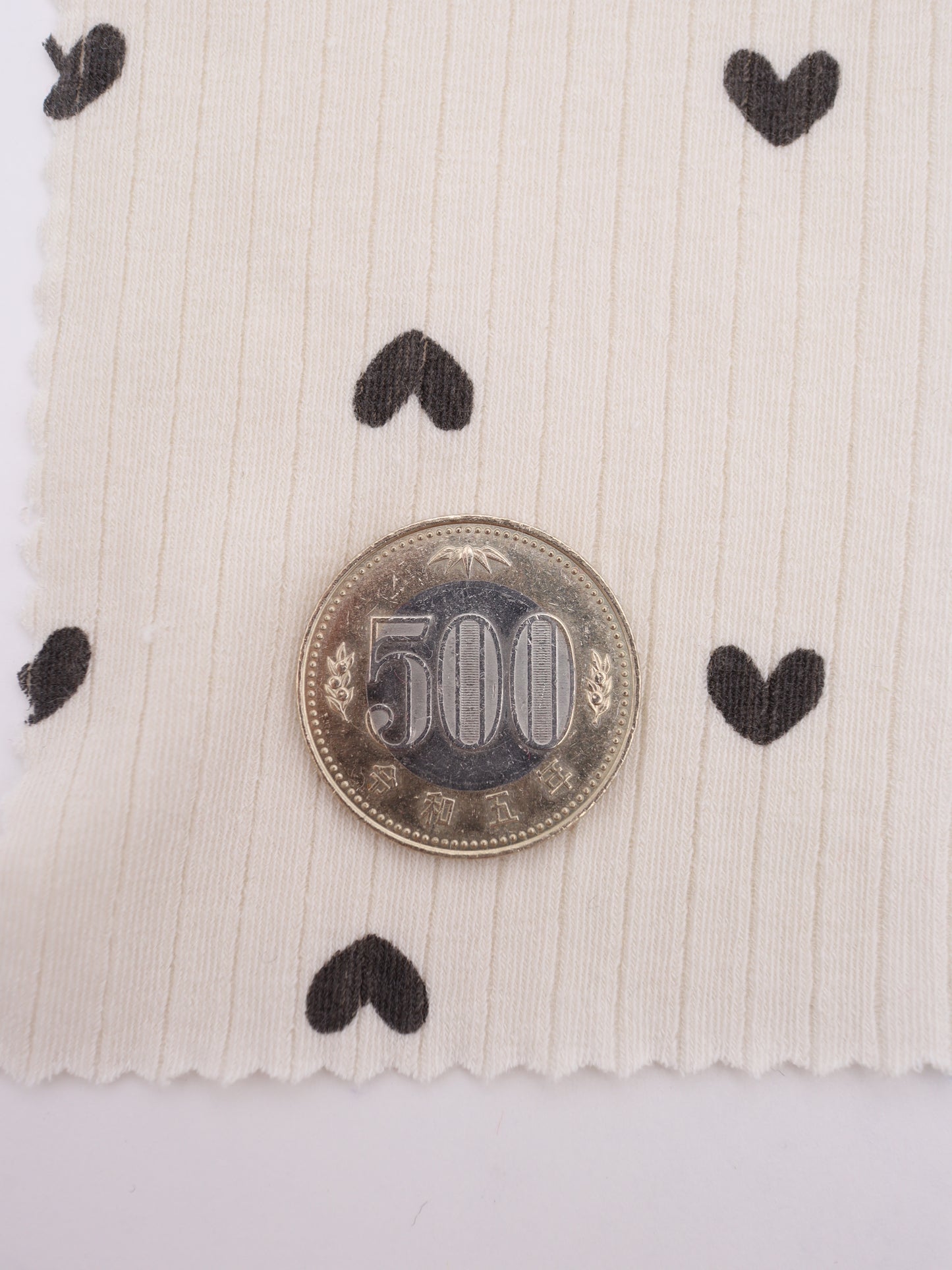 ベビーキッズやドッグウェアの量産に適した、しなやかで厚すぎないニット生地の質感
