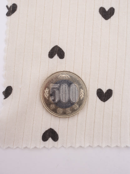 ベビーキッズやドッグウェアの量産に適した、しなやかで厚すぎないニット生地の質感