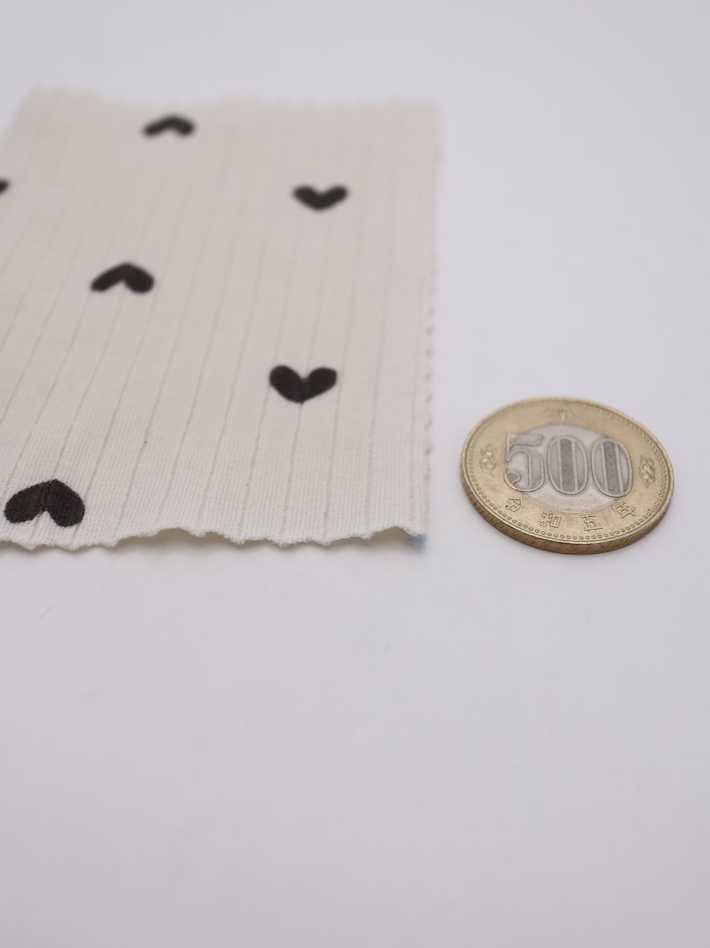 ベビーキッズやドッグウェアの量産に適した、しなやかで厚すぎないニット生地の質感