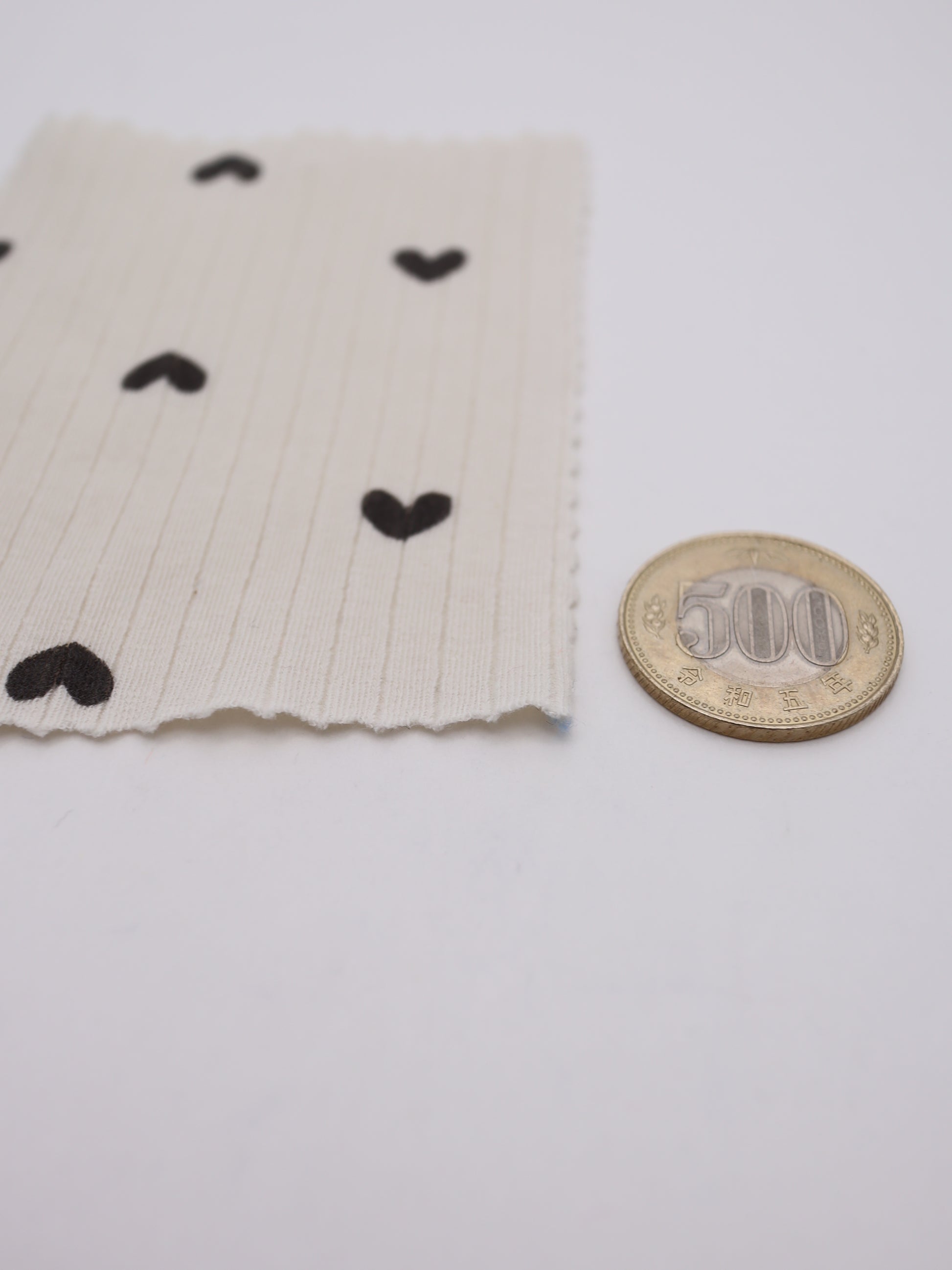 ベビーキッズやドッグウェアの量産に適した、しなやかで厚すぎないニット生地の質感