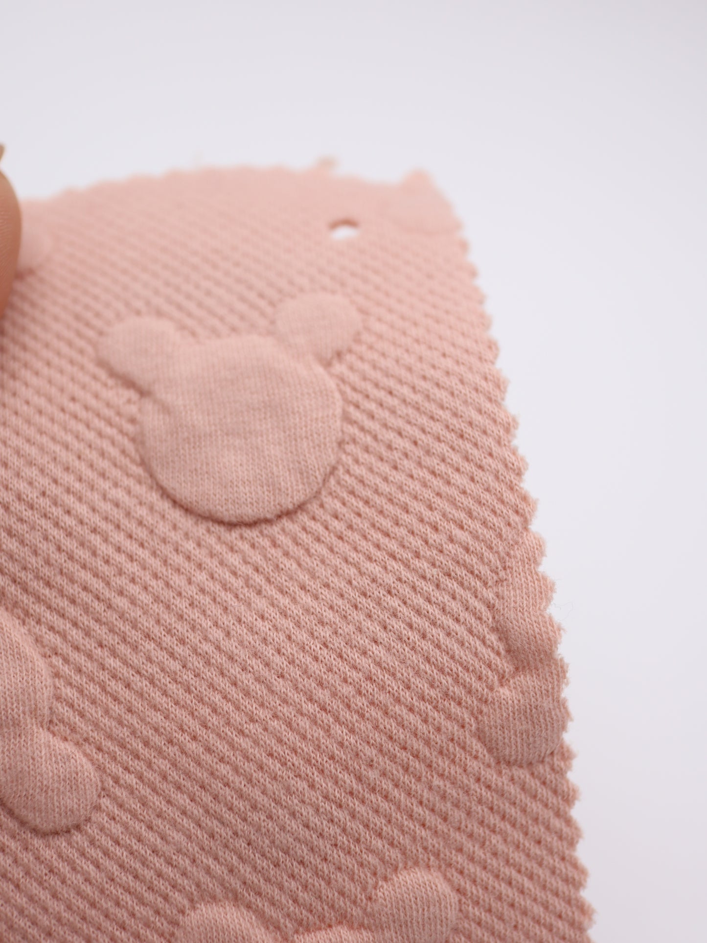 クマちゃん・ふくれジャガード二重織りニット｜127cm幅・ポリエステル100%・肉厚・高意匠・高弾性ストレッチ・保形成｜ドッグウェア・春夏フーディー・プレミアムスウェット向き｜26SS-179【生地仕入れ代行卸】