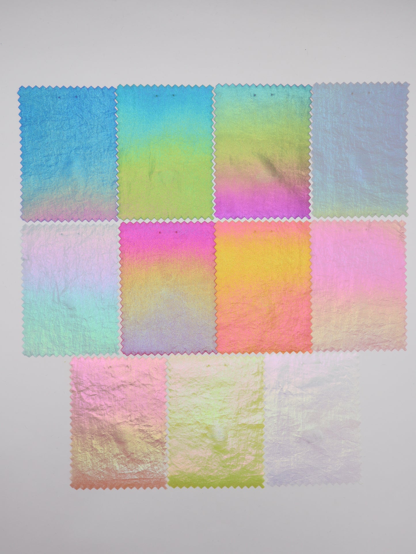 切り替えや細かいパーツ作りにも適した、厚みを抑えた薄手のオーロラ加工布地