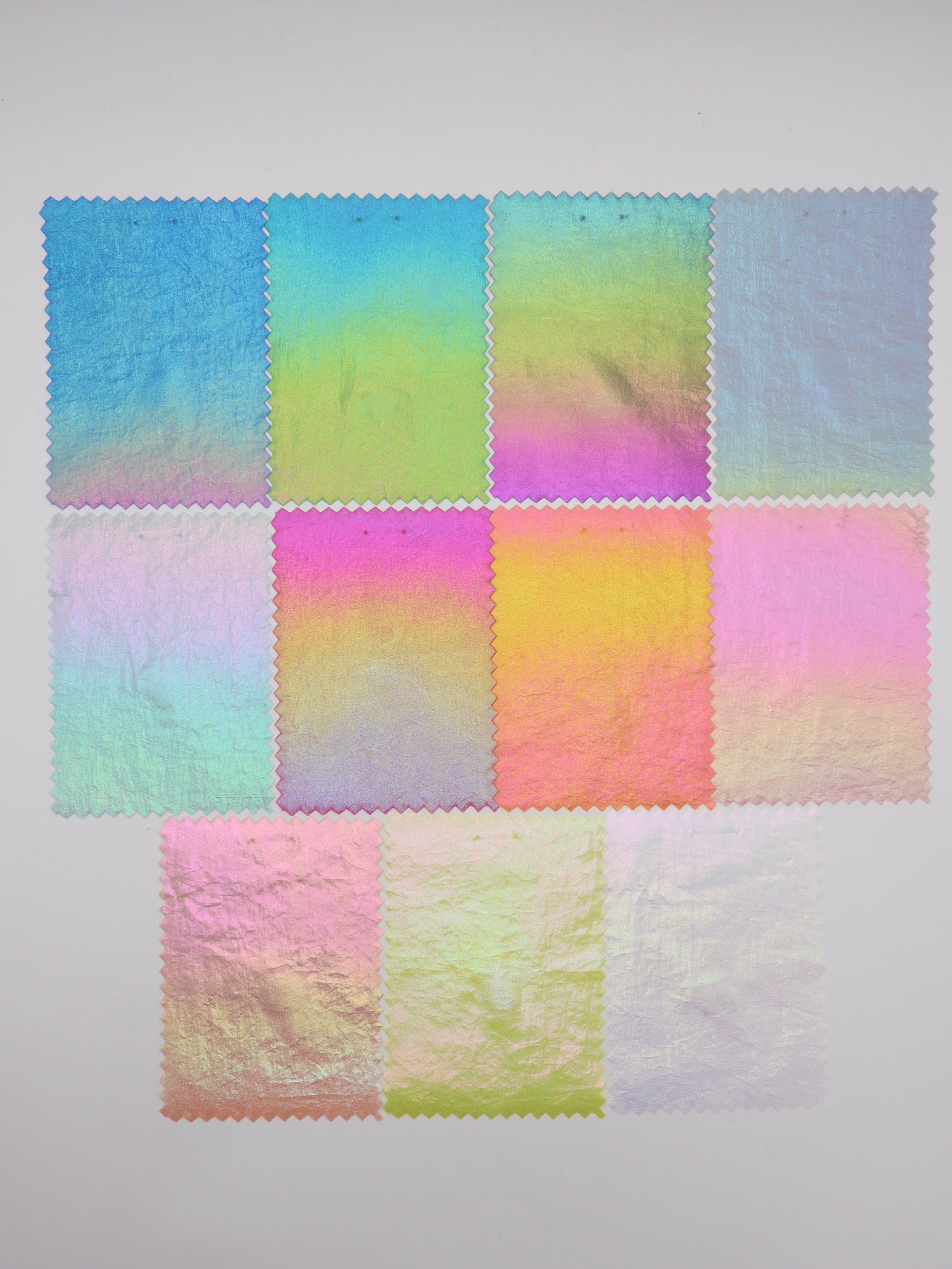 切り替えや細かいパーツ作りにも適した、厚みを抑えた薄手のオーロラ加工布地
