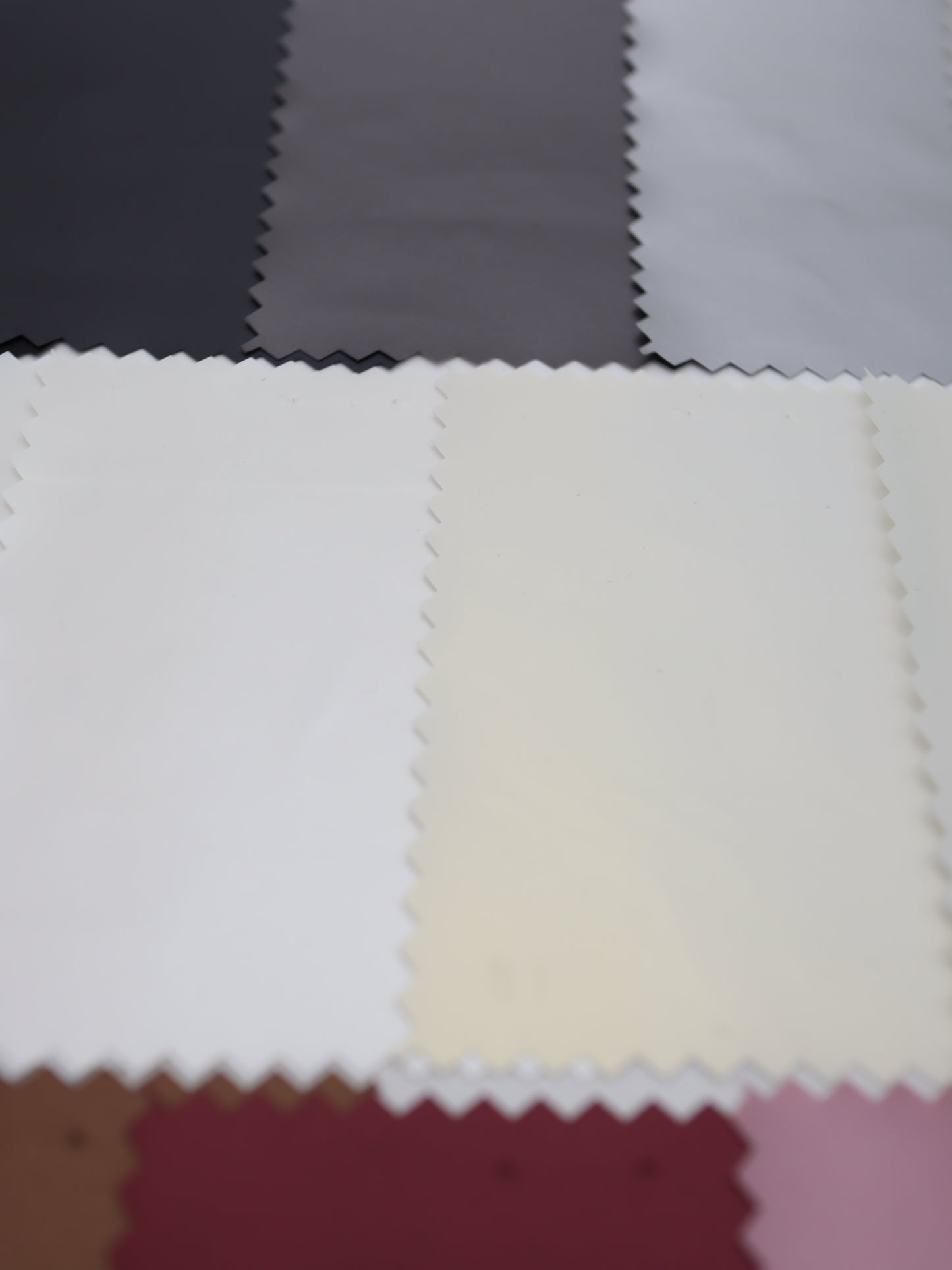 光沢エナメル加工生地｜薄地・27色展開｜【生地幅】約142センチ 【混率】ポリエステル100％｜ドッグウェア（犬服）・衣装向け