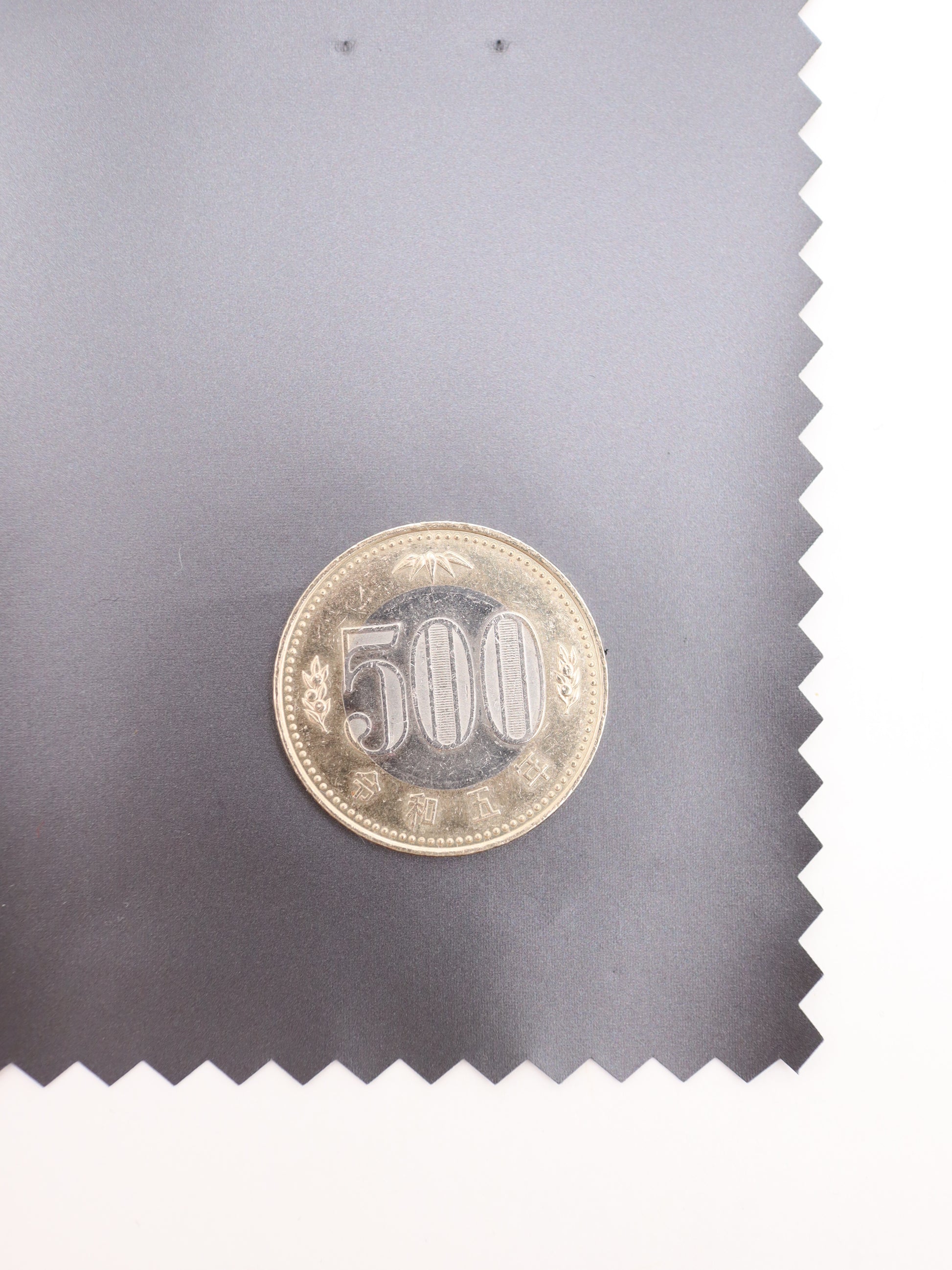 切り替えやパイピングなどの細かいパーツ作りにも適した、厚みを抑えた光沢布地