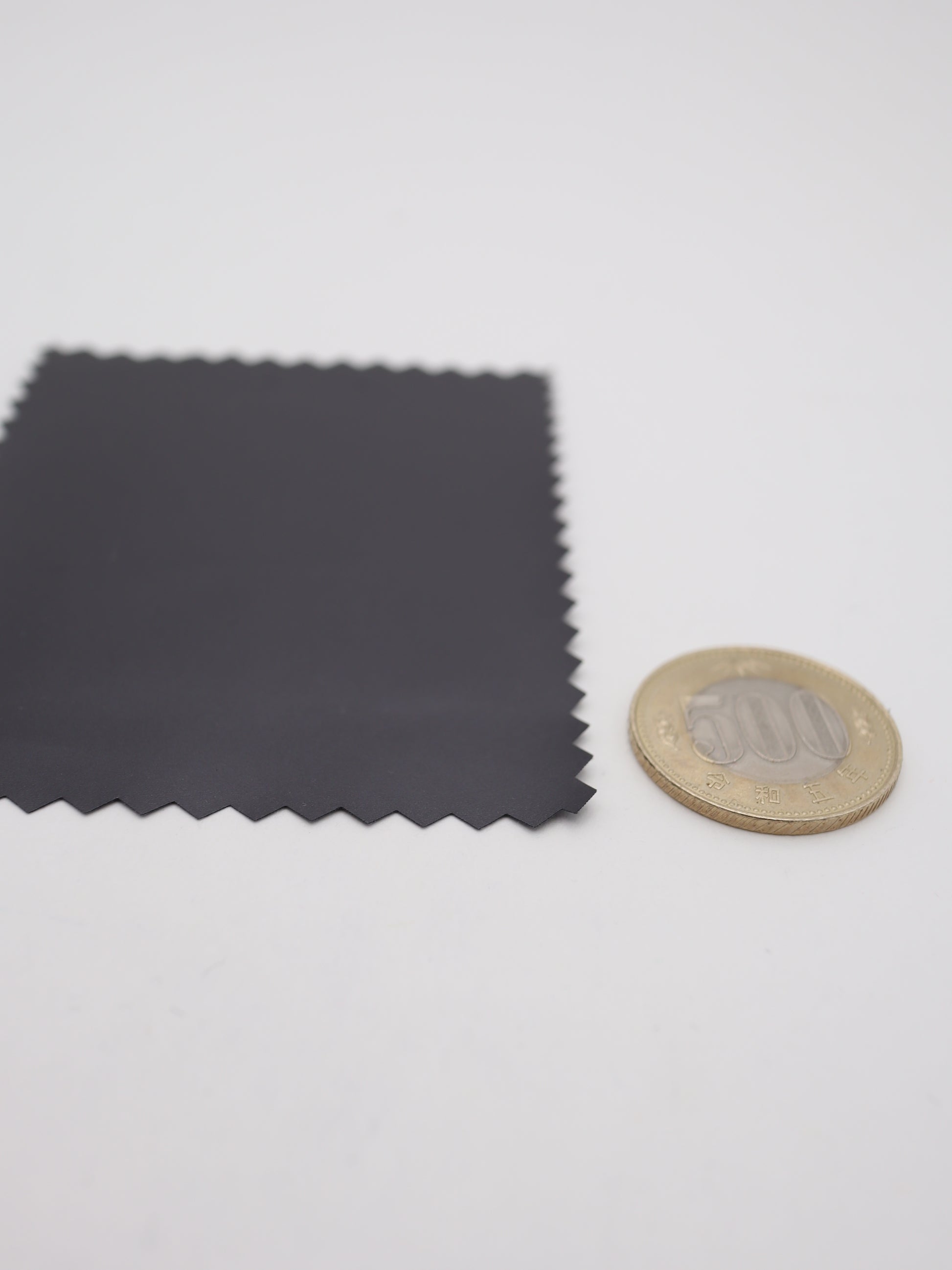 重ね縫いがしやすく量産ラインに乗せやすい、BtoB向けの薄手コーティング素材