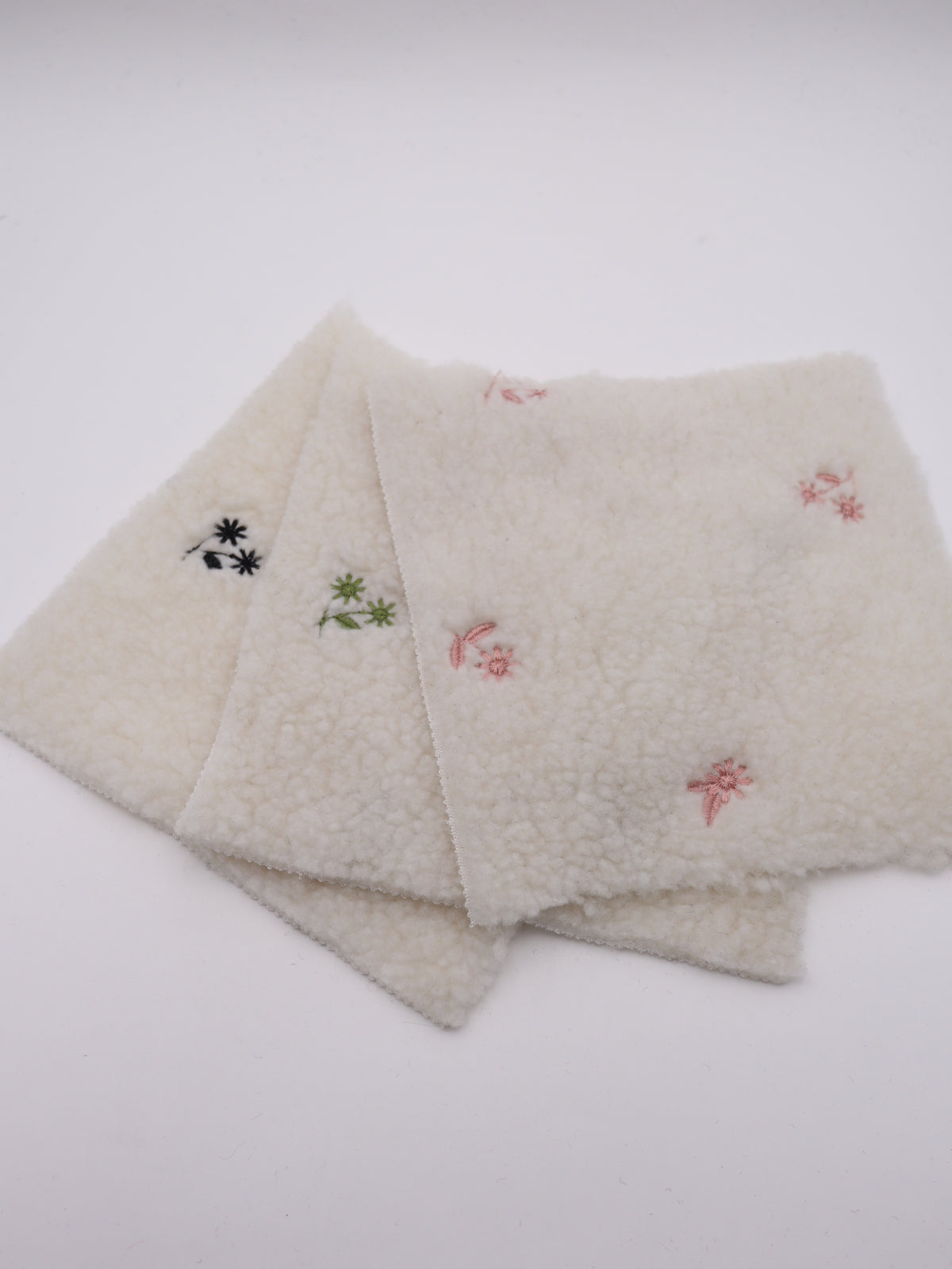 フラワー刺繍入りボア生地｜【生地幅】約147センチ 【混率】ポリエステル85%アクリル15％｜ドッグウェア・KIDSウエア・冬用アウター・冬雑貨向け｜26AW-350