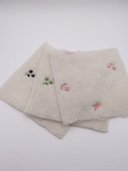フラワー刺繍入りボア生地｜【生地幅】約147センチ 【混率】ポリエステル85%アクリル15％｜ドッグウェア・KIDSウエア・冬用アウター・冬雑貨向け｜26AW-350
