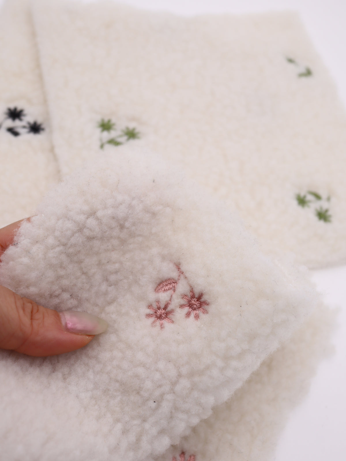フラワー刺繍入りボア生地｜【生地幅】約147センチ 【混率】ポリエステル85%アクリル15％｜ドッグウェア・KIDSウエア・冬用アウター・冬雑貨向け｜26AW-350