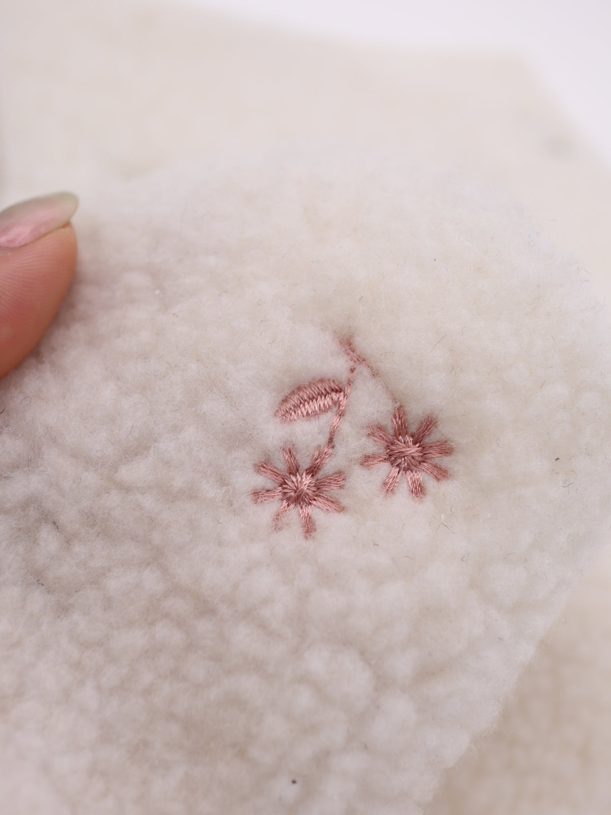フラワー刺繍入りボア生地｜【生地幅】約147センチ 【混率】ポリエステル85%アクリル15％｜ドッグウェア・KIDSウエア・冬用アウター・冬雑貨向け｜26AW-350