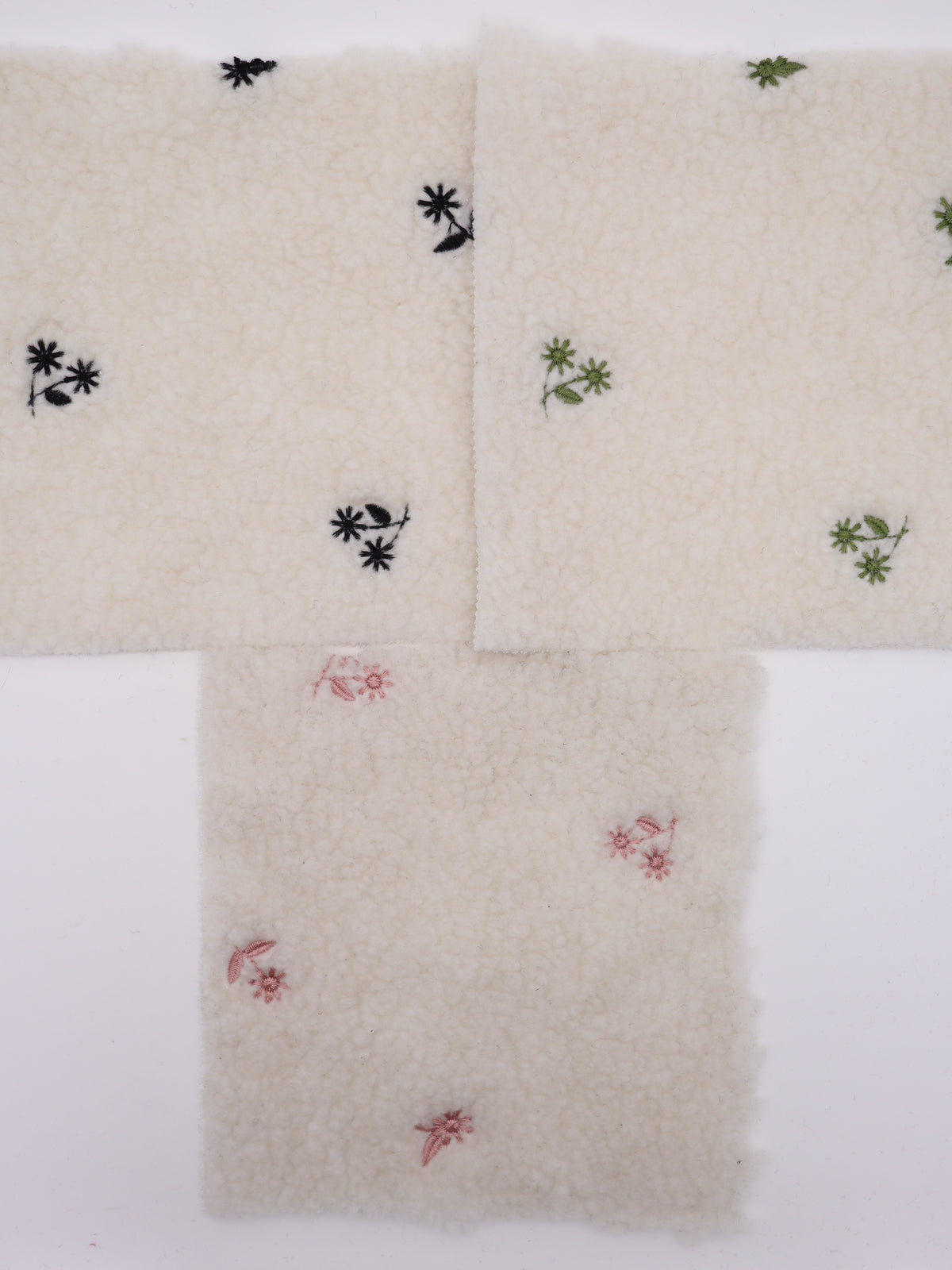 フラワー刺繍入りボア生地｜【生地幅】約147センチ 【混率】ポリエステル85%アクリル15％｜ドッグウェア・KIDSウエア・冬用アウター・冬雑貨向け｜26AW-350