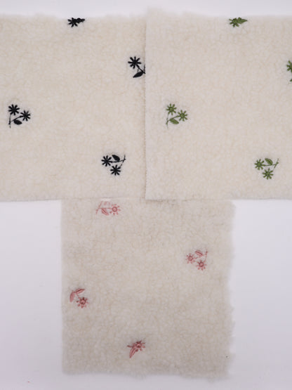 フラワー刺繍入りボア生地｜【生地幅】約147センチ 【混率】ポリエステル85%アクリル15％｜ドッグウェア・KIDSウエア・冬用アウター・冬雑貨向け｜26AW-350