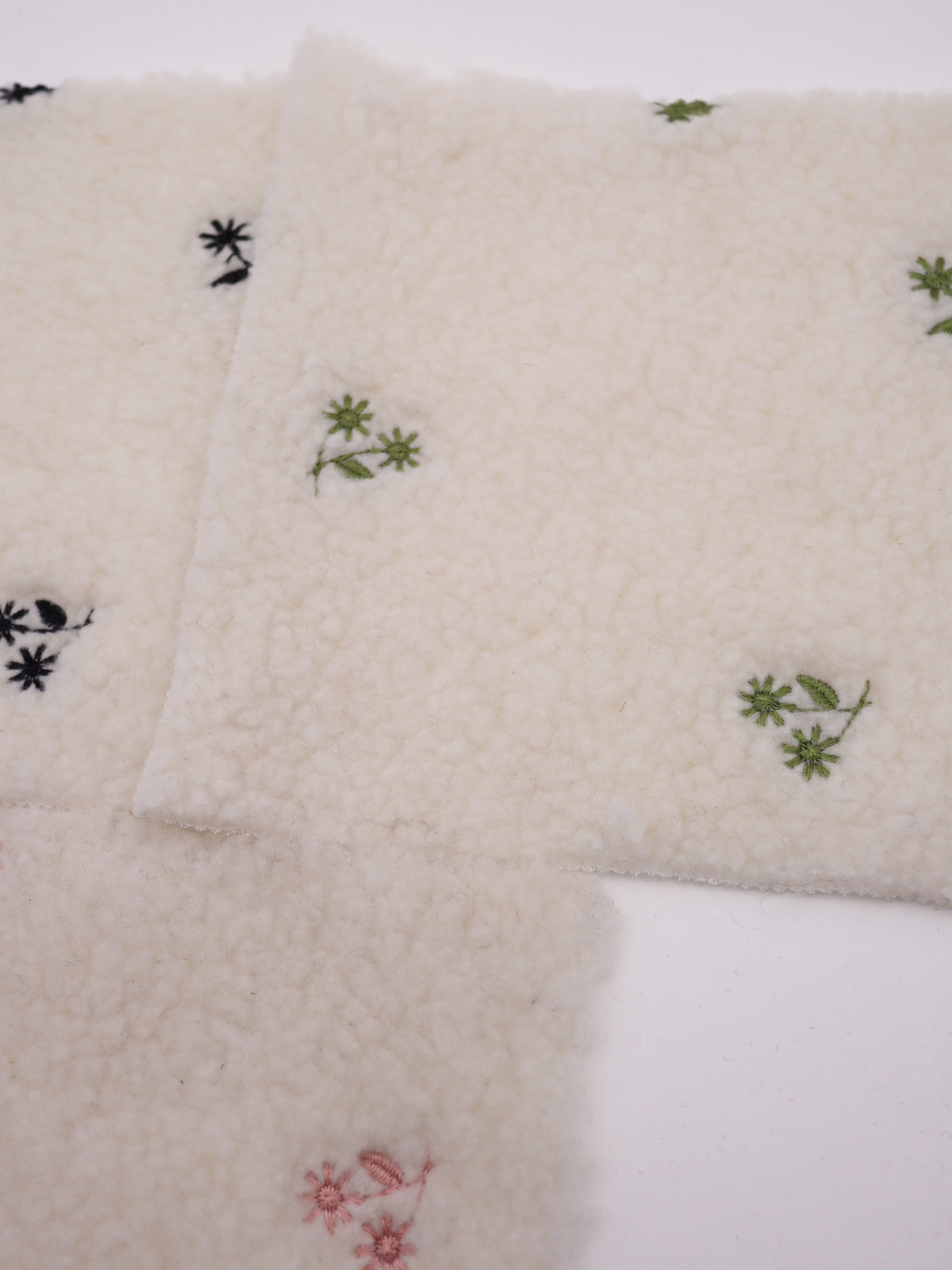 フラワー刺繍入りボア生地｜【生地幅】約147センチ 【混率】ポリエステル85%アクリル15％｜ドッグウェア・KIDSウエア・冬用アウター・冬雑貨向け｜26AW-350
