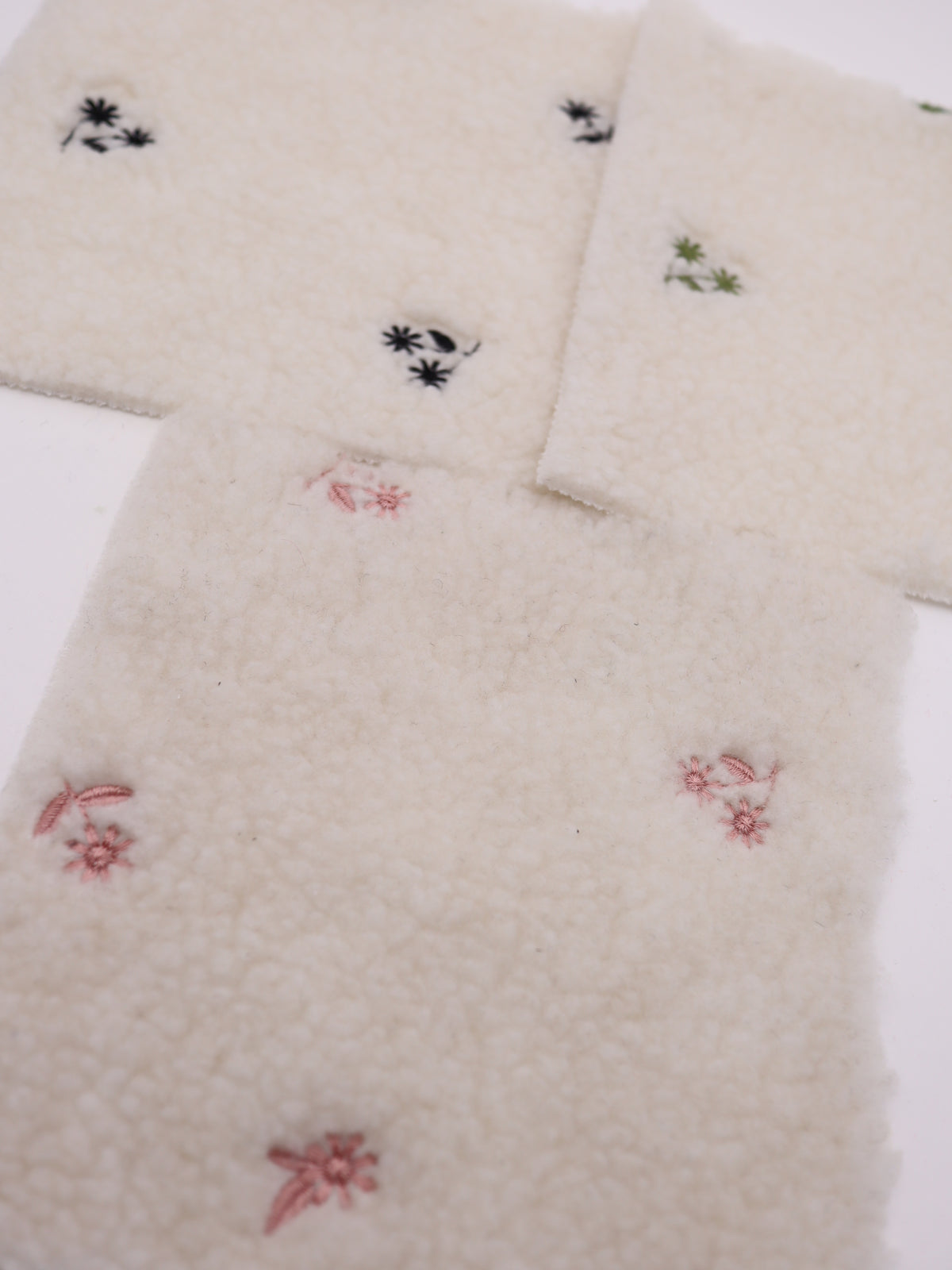 フラワー刺繍入りボア生地｜【生地幅】約147センチ 【混率】ポリエステル85%アクリル15％｜ドッグウェア・KIDSウエア・冬用アウター・冬雑貨向け｜26AW-350