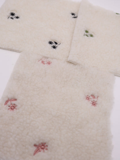 フラワー刺繍入りボア生地｜【生地幅】約147センチ 【混率】ポリエステル85%アクリル15％｜ドッグウェア・KIDSウエア・冬用アウター・冬雑貨向け｜26AW-350