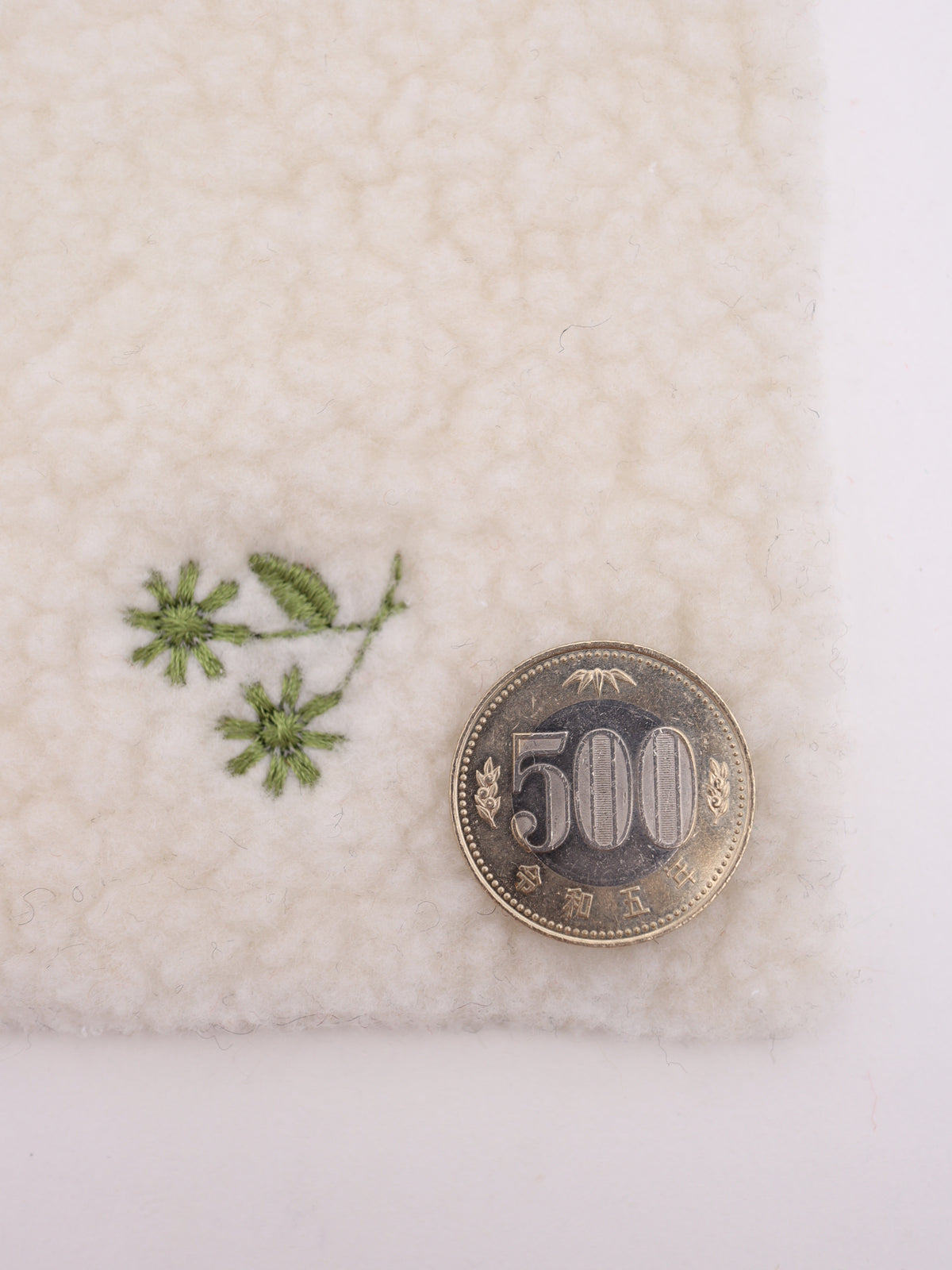 フラワー刺繍入りボア生地｜【生地幅】約147センチ 【混率】ポリエステル85%アクリル15％｜ドッグウェア・KIDSウエア・冬用アウター・冬雑貨向け｜26AW-350