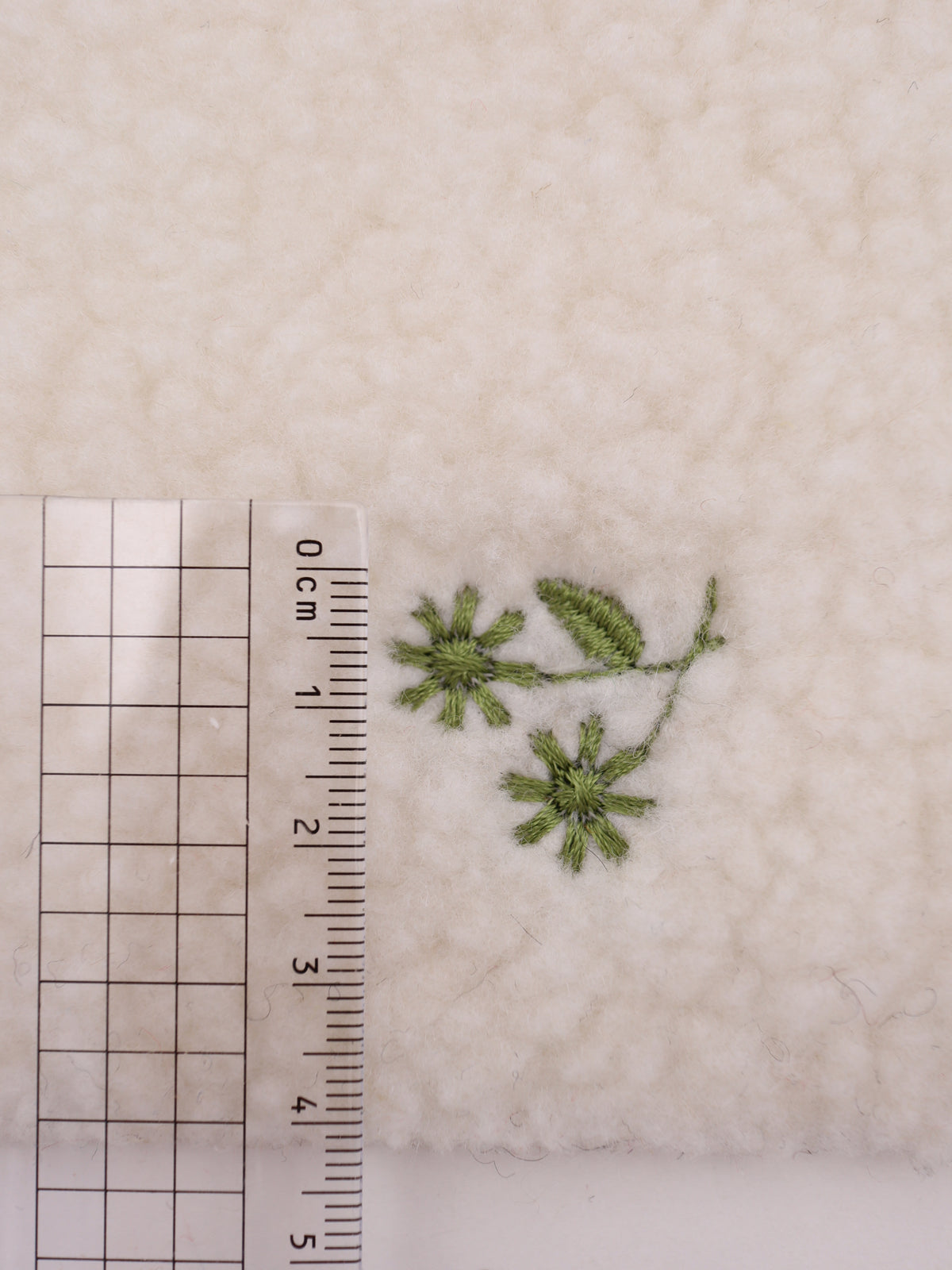 フラワー刺繍入りボア生地｜【生地幅】約147センチ 【混率】ポリエステル85%アクリル15％｜ドッグウェア・KIDSウエア・冬用アウター・冬雑貨向け｜26AW-350
