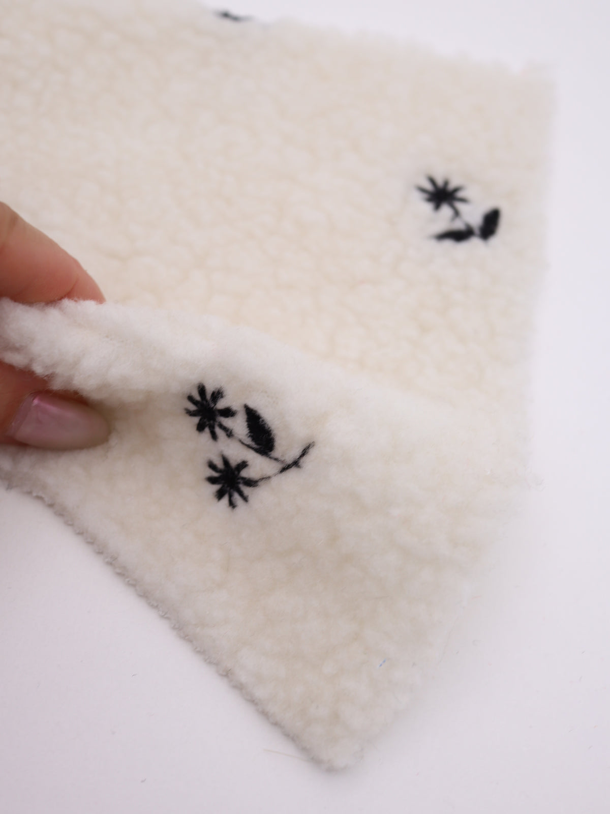 フラワー刺繍入りボア生地｜【生地幅】約147センチ 【混率】ポリエステル85%アクリル15％｜ドッグウェア・KIDSウエア・冬用アウター・冬雑貨向け｜26AW-350
