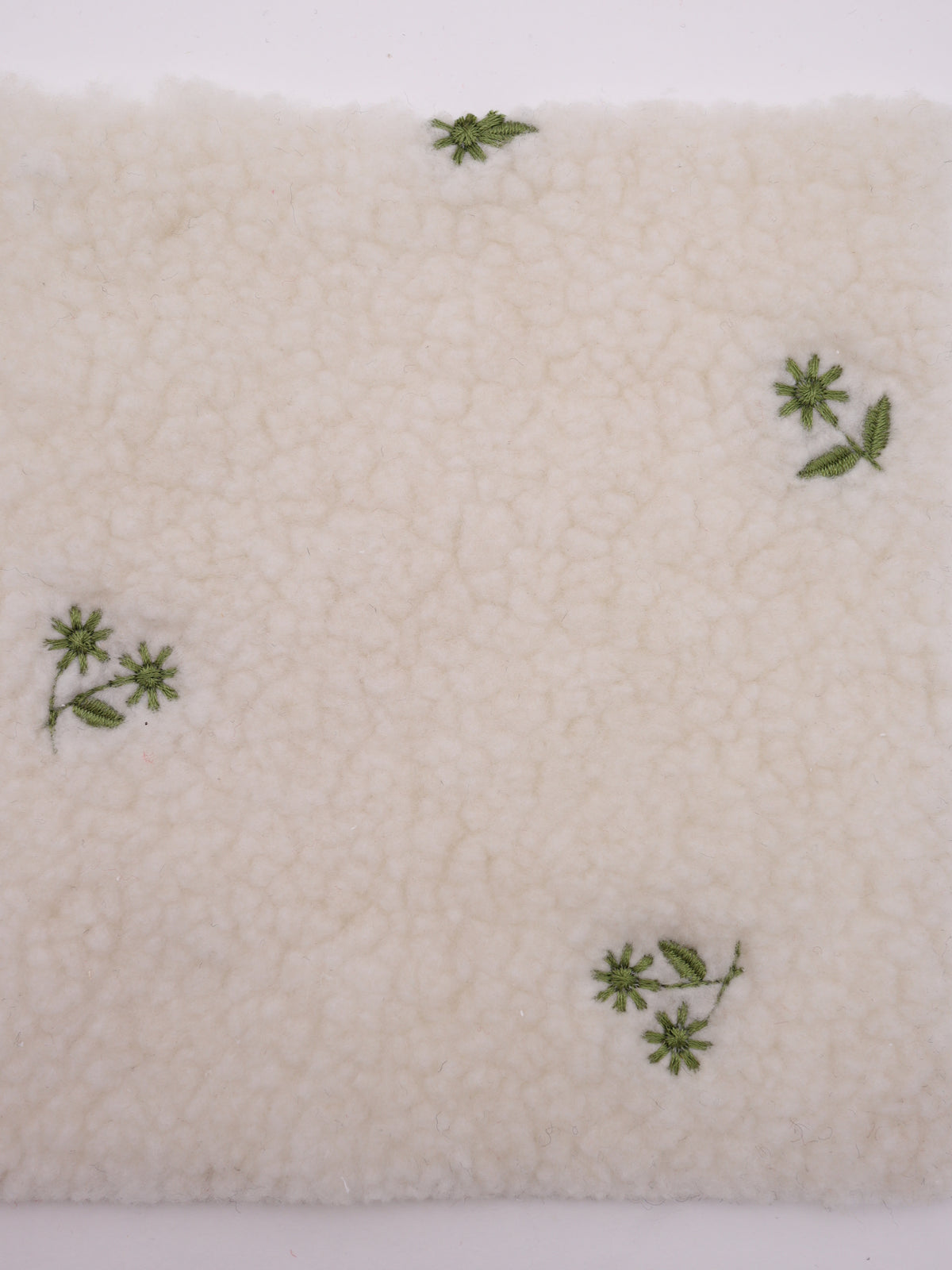 フラワー刺繍入りボア生地｜【生地幅】約147センチ 【混率】ポリエステル85%アクリル15％｜ドッグウェア・KIDSウエア・冬用アウター・冬雑貨向け｜26AW-350