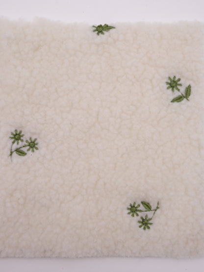 フラワー刺繍入りボア生地｜【生地幅】約147センチ 【混率】ポリエステル85%アクリル15％｜ドッグウェア・KIDSウエア・冬用アウター・冬雑貨向け｜26AW-350