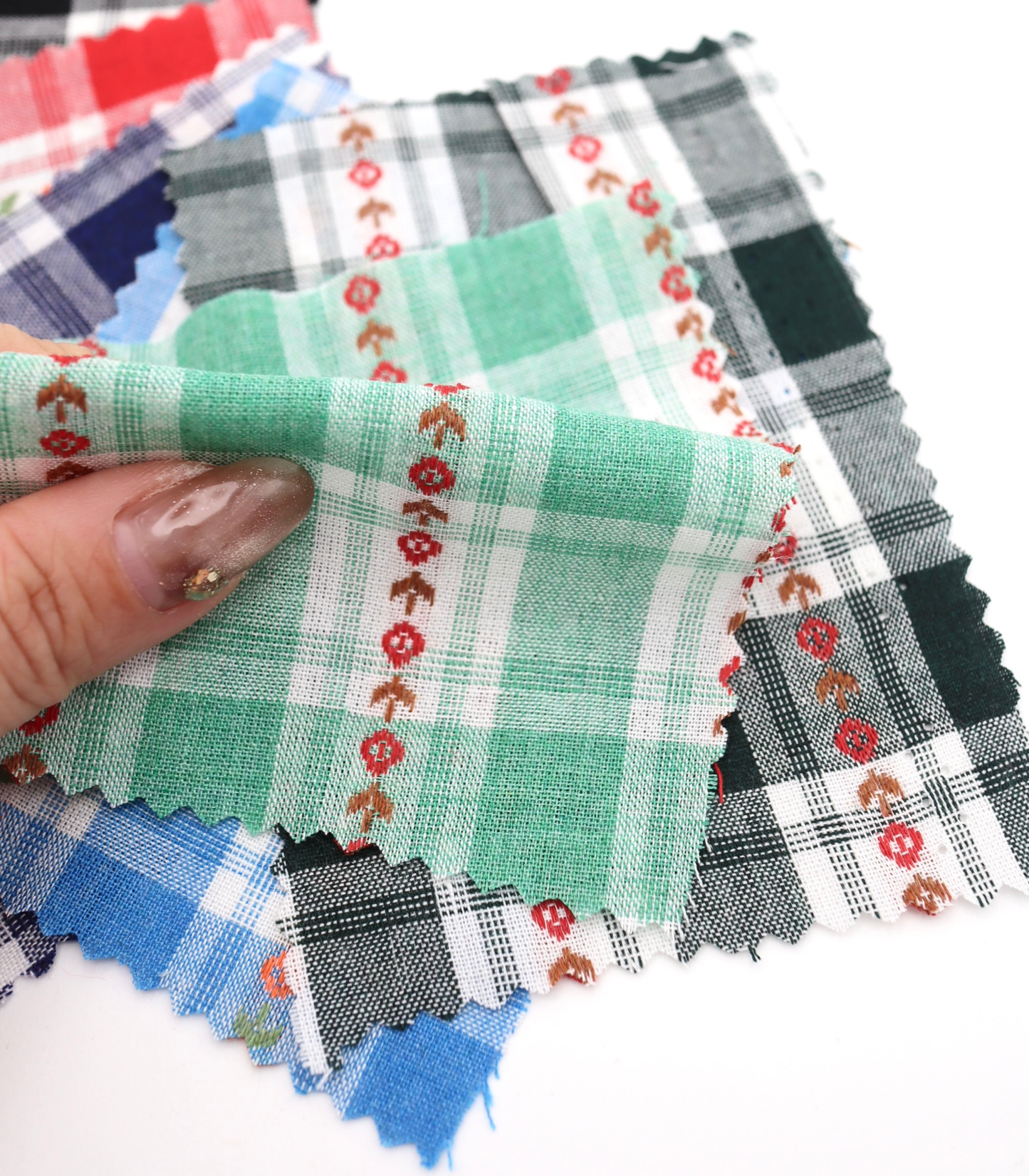 ストライプ小花柄刺繍・先染めタータンチェック生地｜【生地幅】約142センチ 【混率】綿100％｜ドッグウェア・春夏シャツ・ブラウス・子供服向き