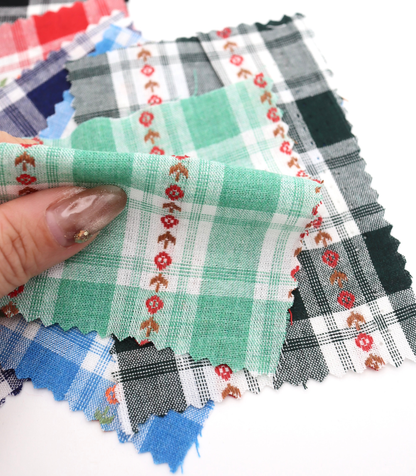 ストライプ小花柄刺繍・先染めタータンチェック生地｜【生地幅】約142センチ 【混率】綿100％｜ドッグウェア・春夏シャツ・ブラウス・子供服向き