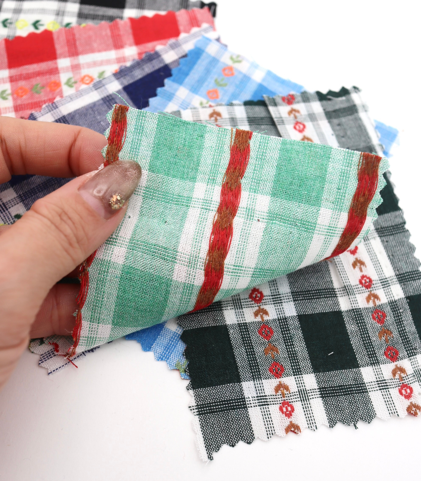 ストライプ小花柄刺繍・先染めタータンチェック生地｜【生地幅】約142センチ 【混率】綿100％｜ドッグウェア・春夏シャツ・ブラウス・子供服向き
