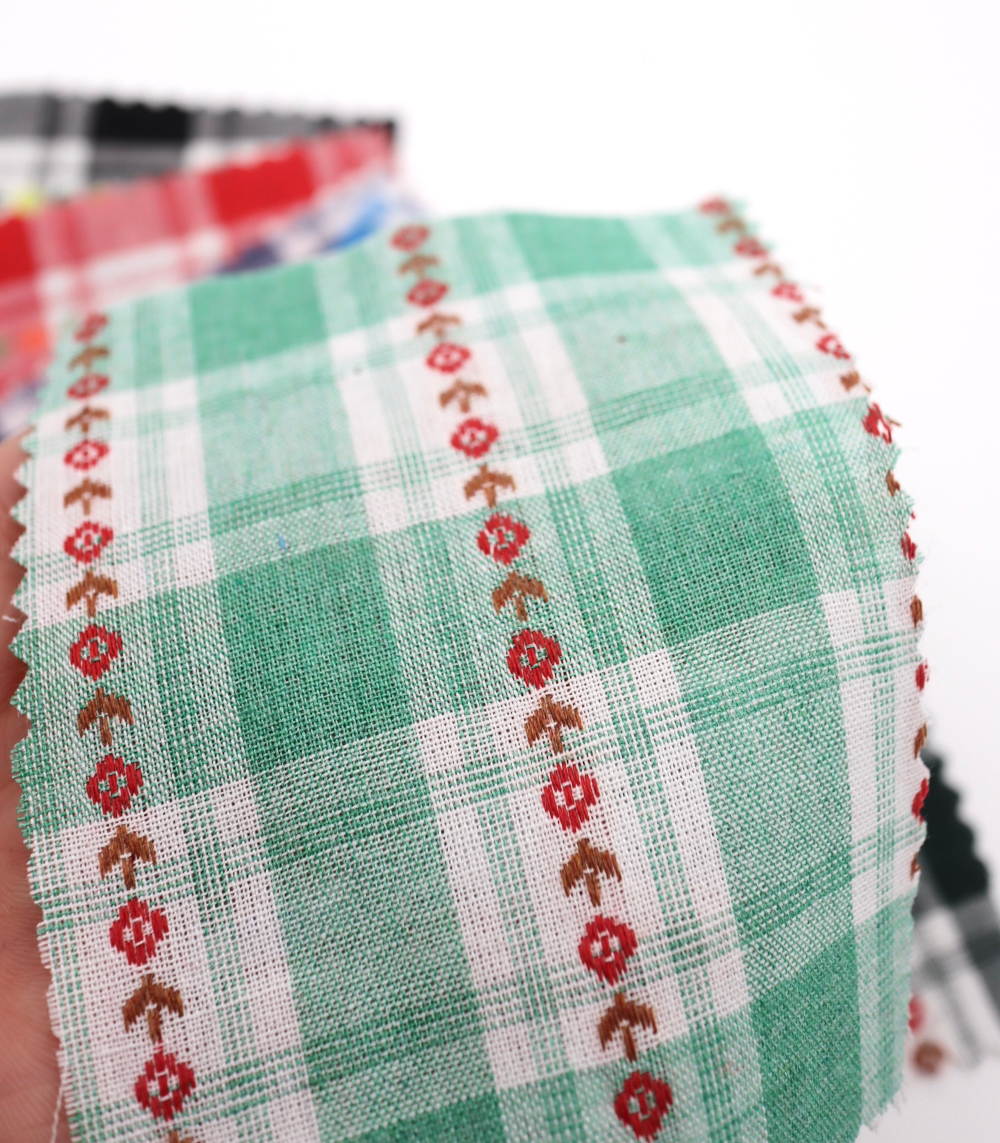 ストライプ小花柄刺繍・先染めタータンチェック生地｜【生地幅】約142センチ 【混率】綿100％｜ドッグウェア・春夏シャツ・ブラウス・子供服向き