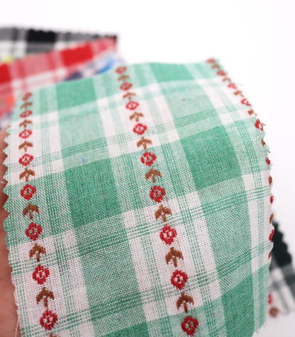 ストライプ小花柄刺繍・先染めタータンチェック生地｜【生地幅】約142センチ 【混率】綿100％｜ドッグウェア・春夏シャツ・ブラウス・子供服向き
