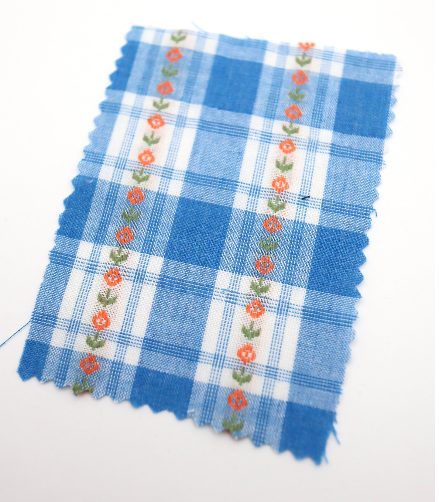 ストライプ小花柄刺繍・先染めタータンチェック生地｜【生地幅】約142センチ 【混率】綿100％｜ドッグウェア・春夏シャツ・ブラウス・子供服向き
