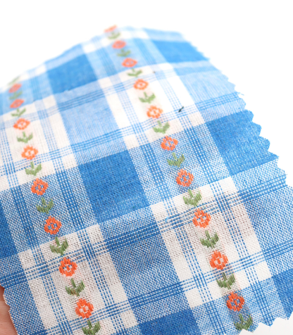 ストライプ小花柄刺繍・先染めタータンチェック生地｜【生地幅】約142センチ 【混率】綿100％｜ドッグウェア・春夏シャツ・ブラウス・子供服向き