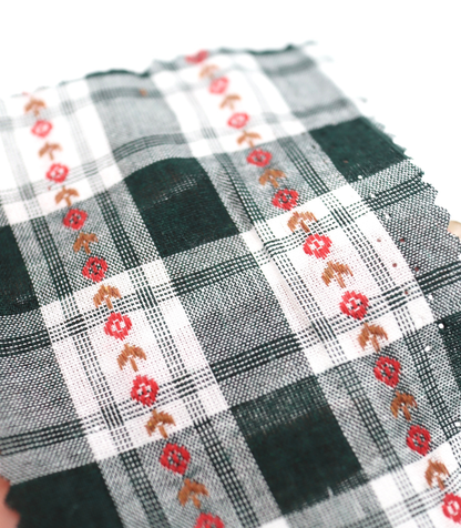 ストライプ小花柄刺繍・先染めタータンチェック生地｜【生地幅】約142センチ 【混率】綿100％｜ドッグウェア・春夏シャツ・ブラウス・子供服向き