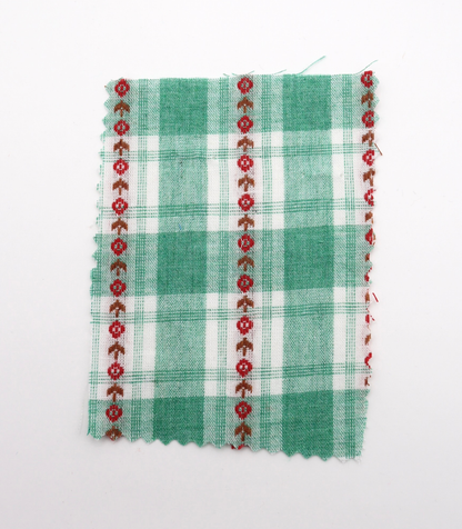 ストライプ小花柄刺繍・先染めタータンチェック生地｜【生地幅】約142センチ 【混率】綿100％｜ドッグウェア・春夏シャツ・ブラウス・子供服向き