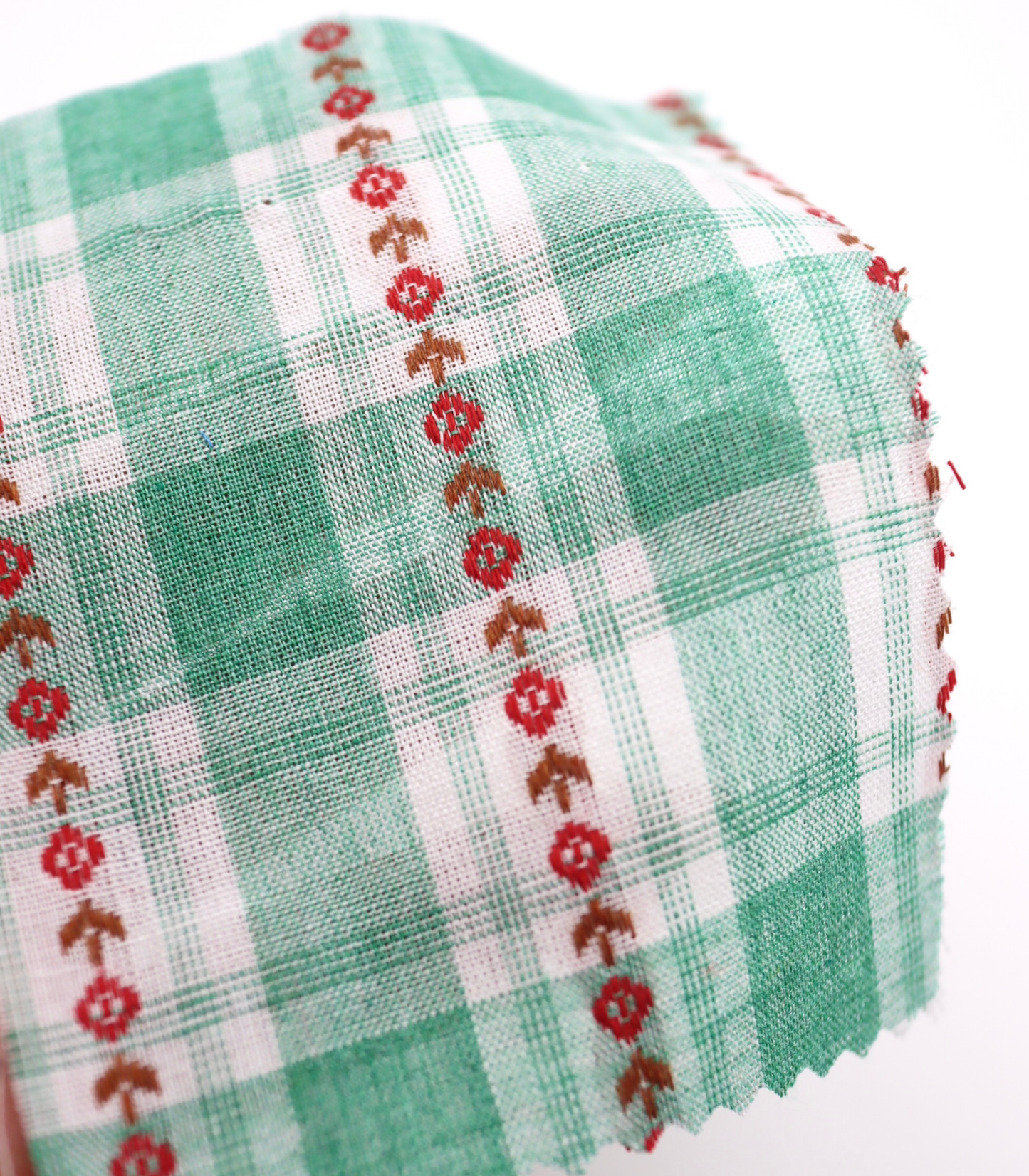 ストライプ小花柄刺繍・先染めタータンチェック生地｜【生地幅】約142センチ 【混率】綿100％｜ドッグウェア・春夏シャツ・ブラウス・子供服向き