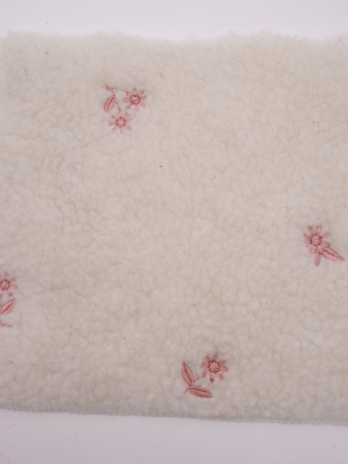 フラワー刺繍入りボア生地｜【生地幅】約147センチ 【混率】ポリエステル85%アクリル15％｜ドッグウェア・KIDSウエア・冬用アウター・冬雑貨向け｜26AW-350