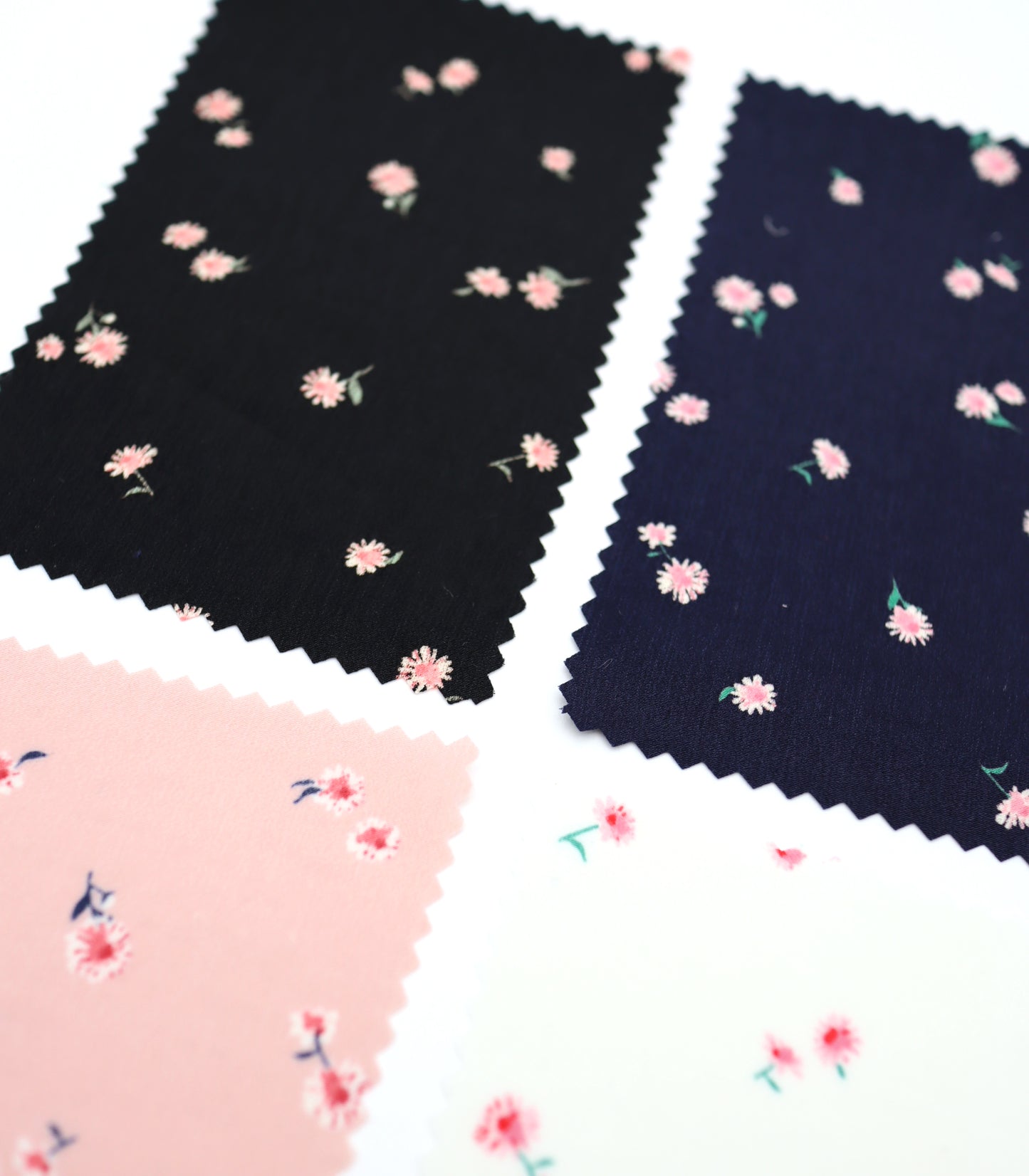 【25SS-238】小花柄プリントデシン　/0.5ｙあたり = ～765円