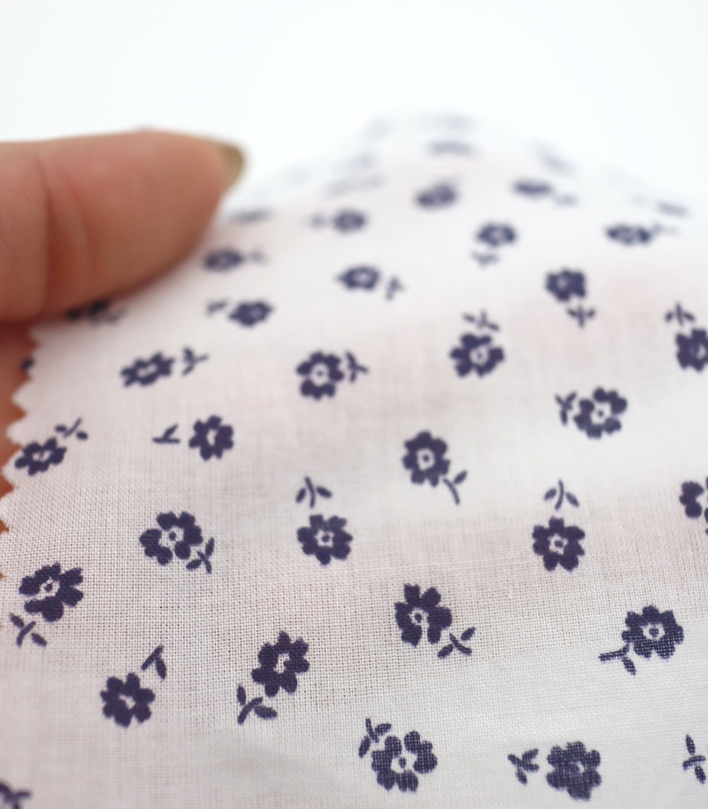 【25SS-255】小花柄プリント綿ローン　/0.5ｙあたり = ～625円