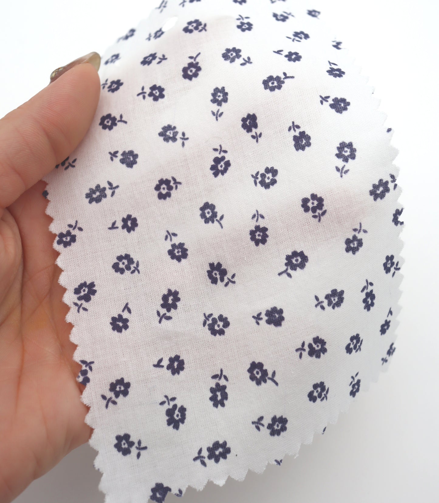 【25SS-255】小花柄プリント綿ローン　/0.5ｙあたり = ～625円