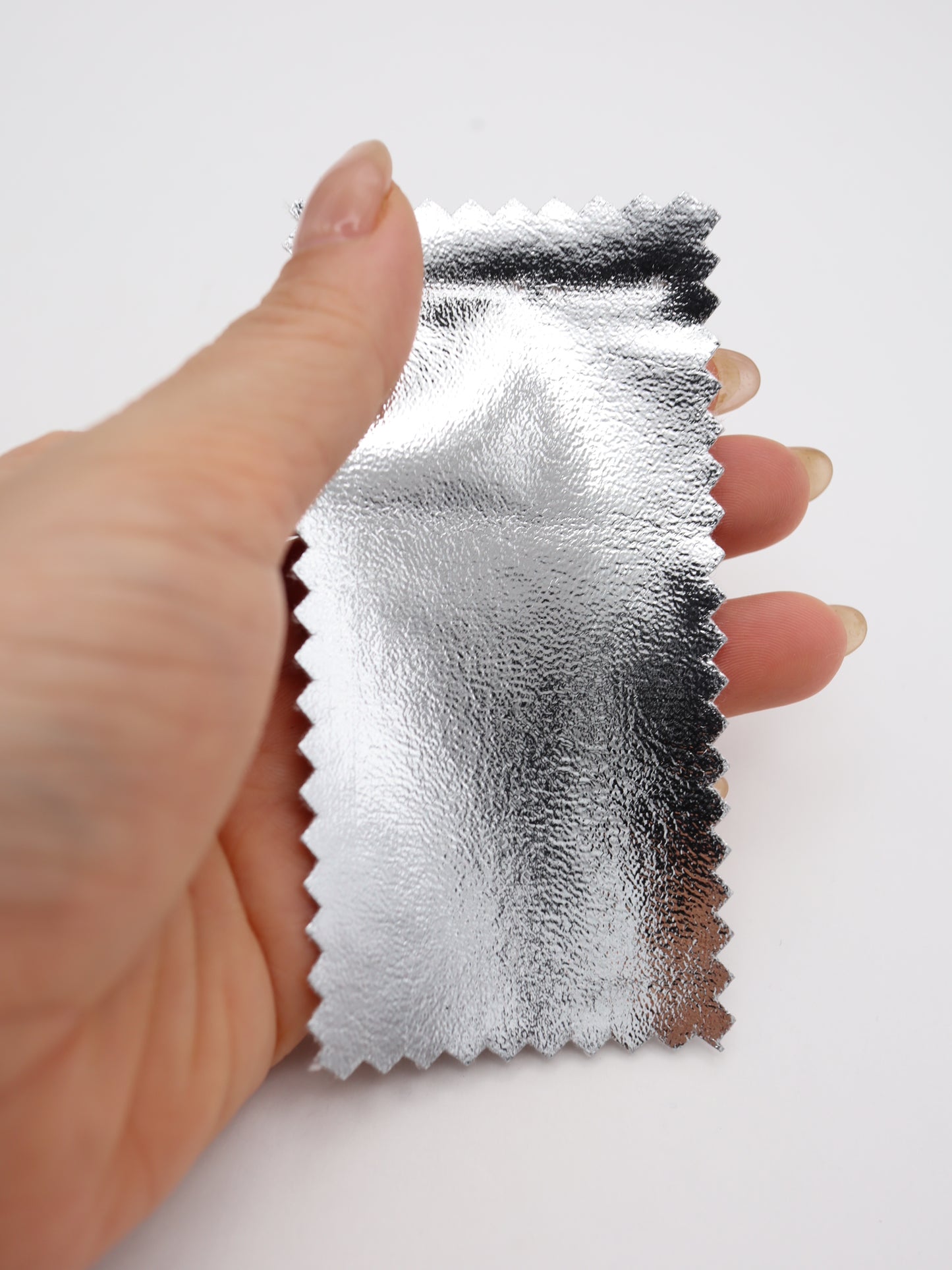ぴかぴかメタリック・スムースエナメルレザー生地｜【生地幅】約137センチ 【混率】表面ポリウレタン100％/基布ポリエステル100％｜春夏ライトアウター・バッグ・ポーチ・ステージ衣装向き