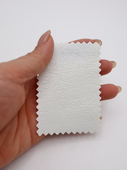 メタリック・エナメルフェイクレザー生地（しぼ入り）｜【生地幅】約137センチ 【混率】表面ポリウレタン100％/基布ポリエステル100％｜春夏ライトアウター・雑貨・ステージ衣装向き