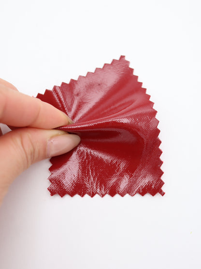 微しぼ入り・プレミアムエナメルフェイクレザー｜132cm幅・PU/ポリエステル・中薄手・光沢・微ストレッチ・撥水｜ドッグウェア・春夏ライトアウター・バッグ・シューズ・切り替えデザイン向き｜26SS-137【生地仕入れ代行卸】